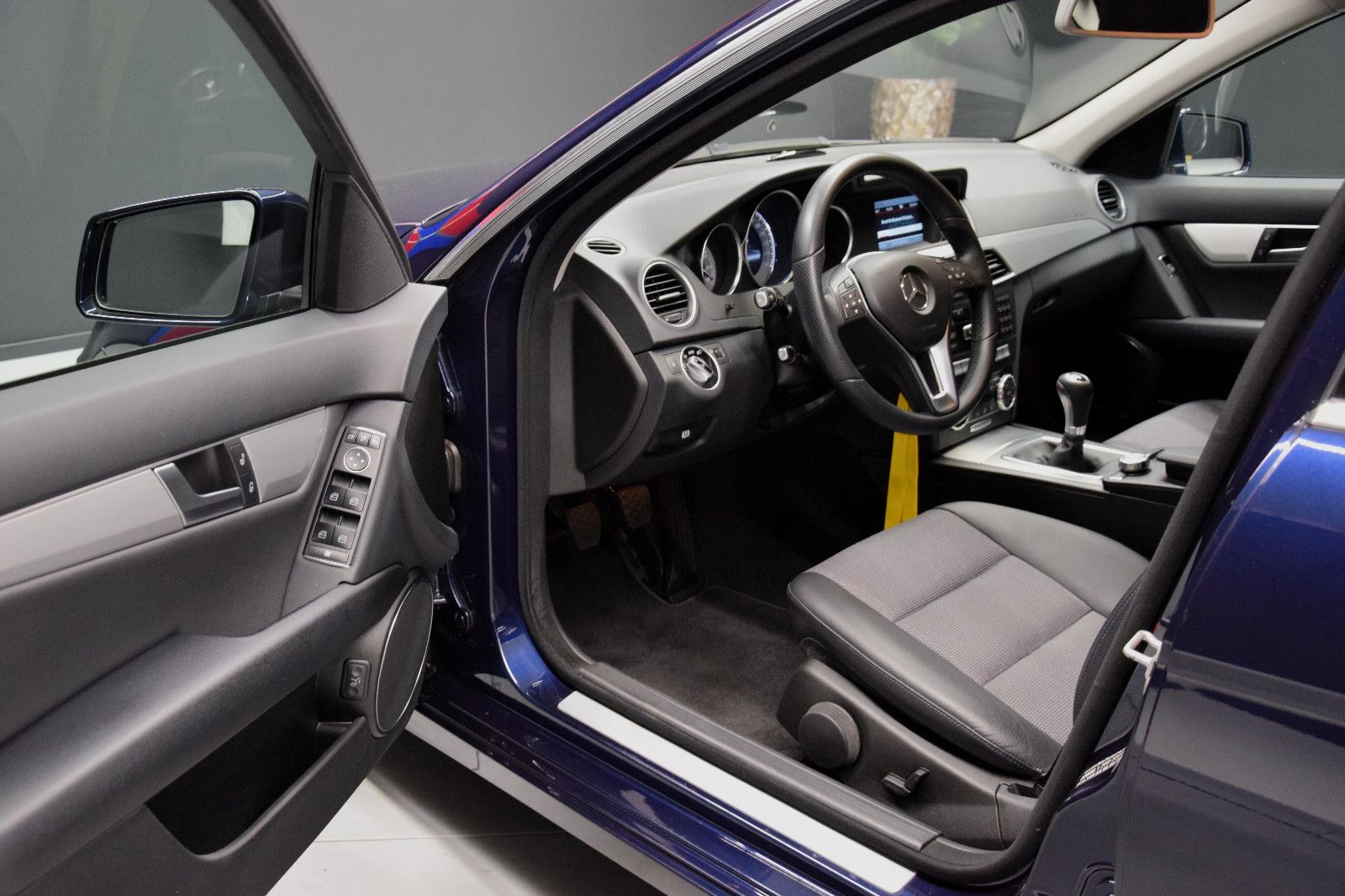 Fahrzeugabbildung Mercedes-Benz C 180 T CGI BlueEfficiency Avantgarde 2.Hand