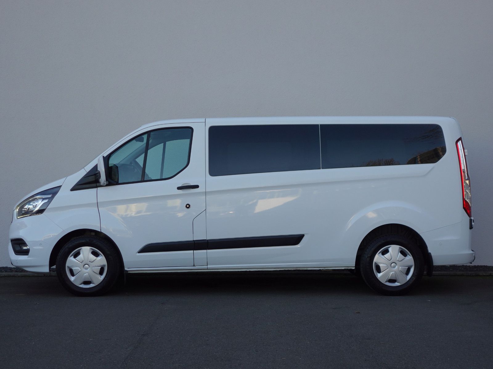 Fahrzeugabbildung Ford Transit Custom Kombi L2,9Sitze,Kamera,Trittbrett