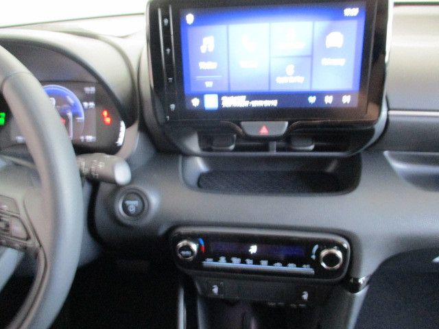 Fahrzeugabbildung Toyota Yaris Hybrid Black&White