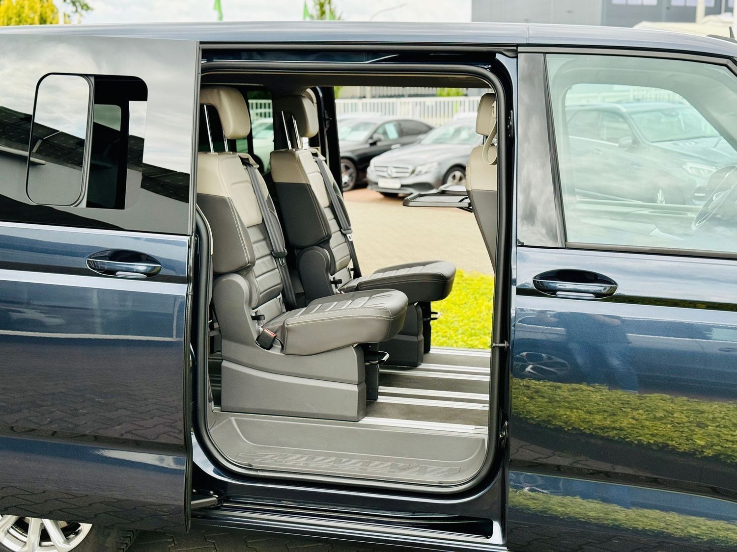 Fahrzeugabbildung Volkswagen T7 Multivan 2,0 TDI LANG, 7-Sitze, DSG, LED, AHK