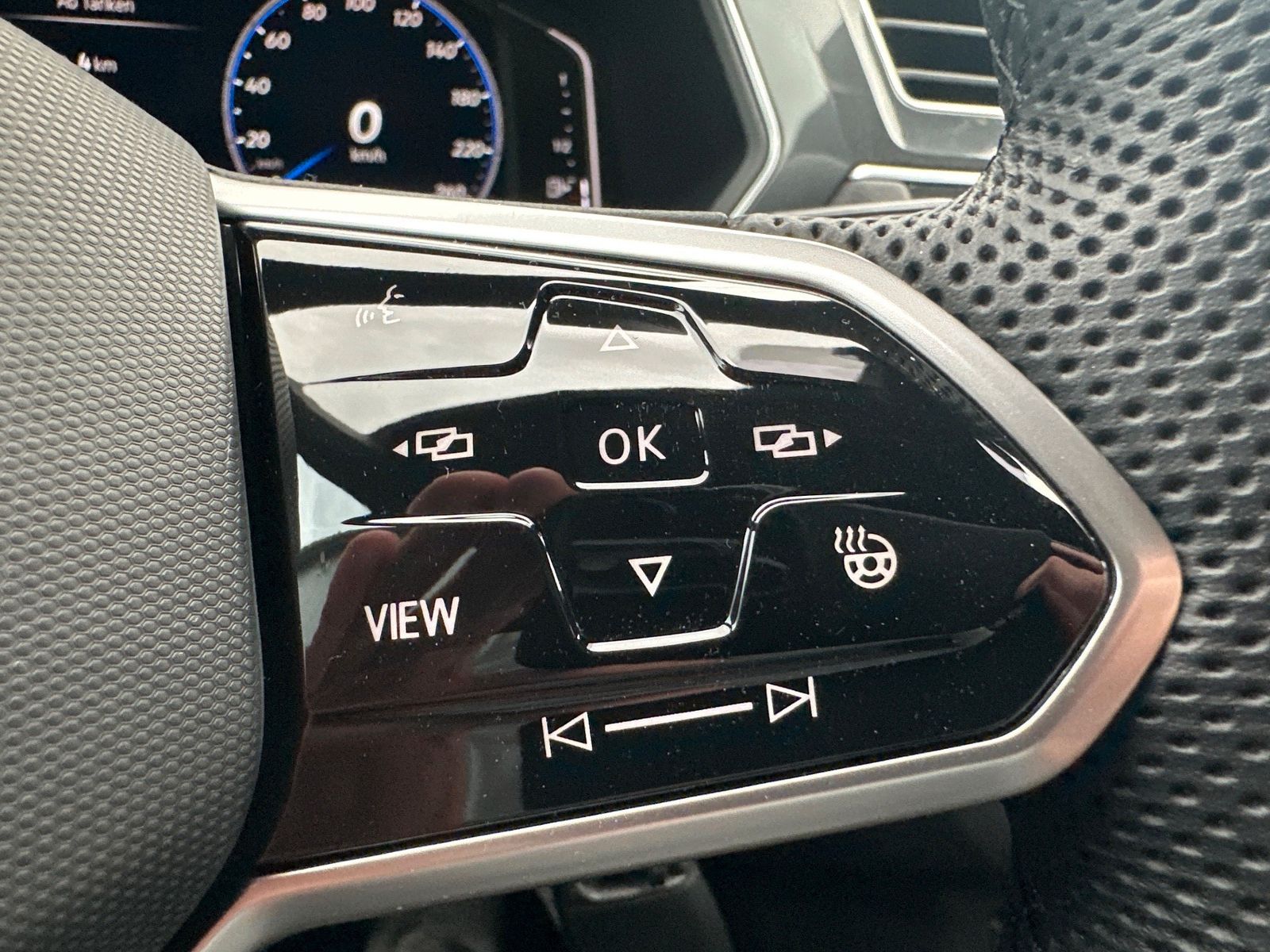 Fahrzeugabbildung Volkswagen Tiguan 1.5 TSI DSG R-Line NAV+LED+20ZO+HUD