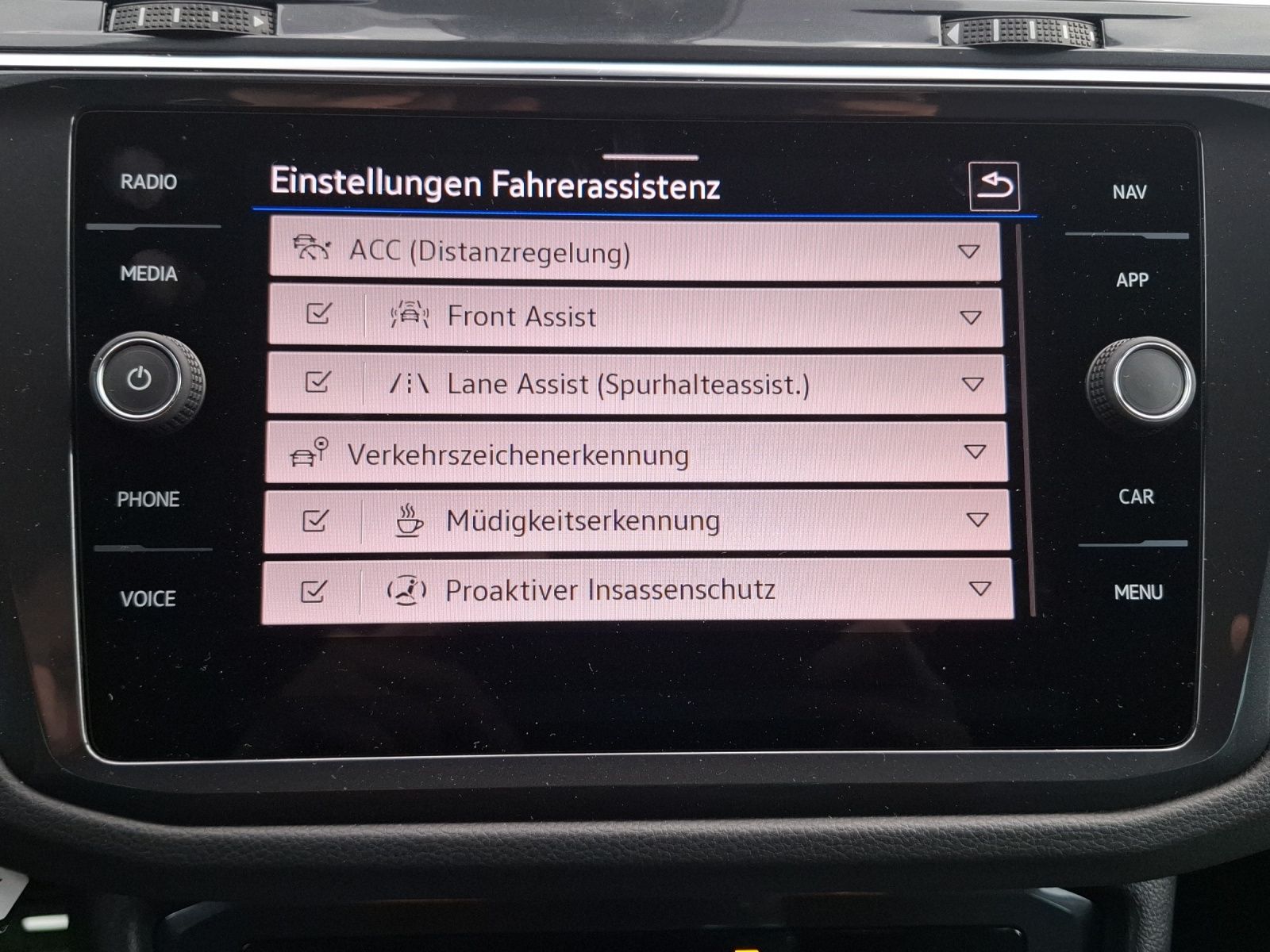 Fahrzeugabbildung Volkswagen Tiguan TSI Active DSG LED Navi ACC RFK SH 18"