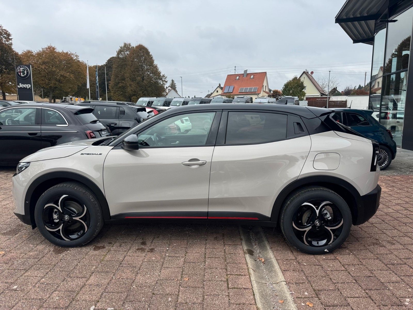 Fahrzeugabbildung Alfa Romeo Junior Ibrida Benzin Speciale 145PS Navi Kamera