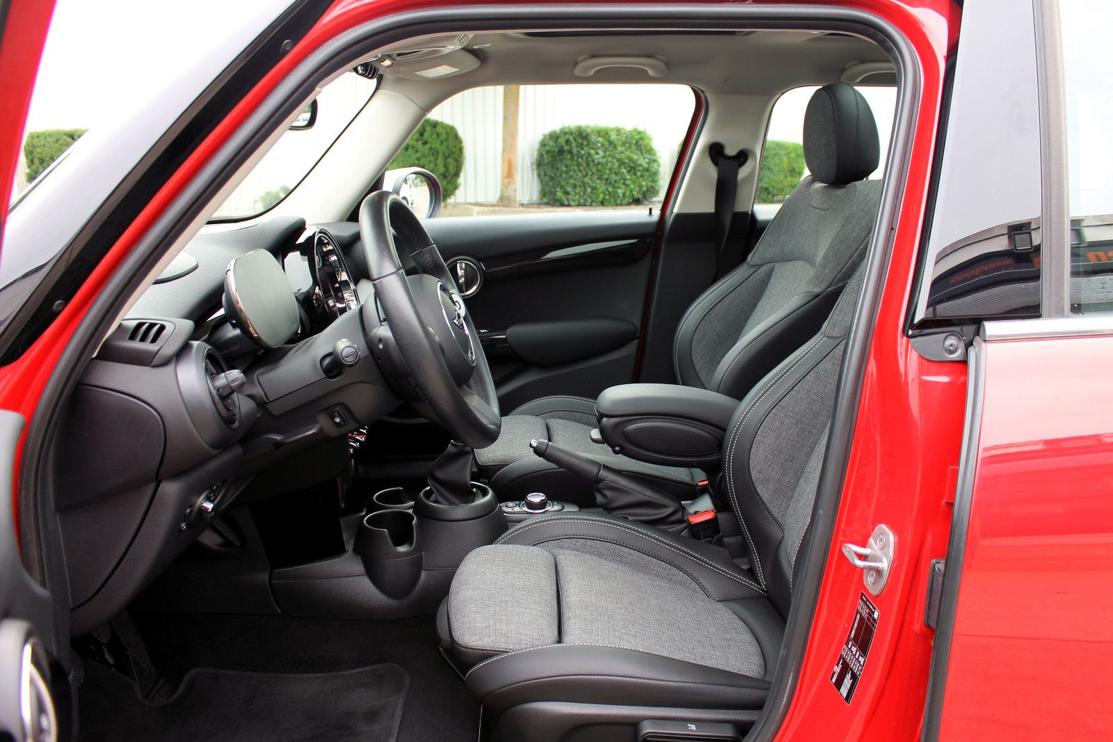 Fahrzeugabbildung MINI Cooper Classic-Trim 5-trg. LED PANO HUD CarPlay