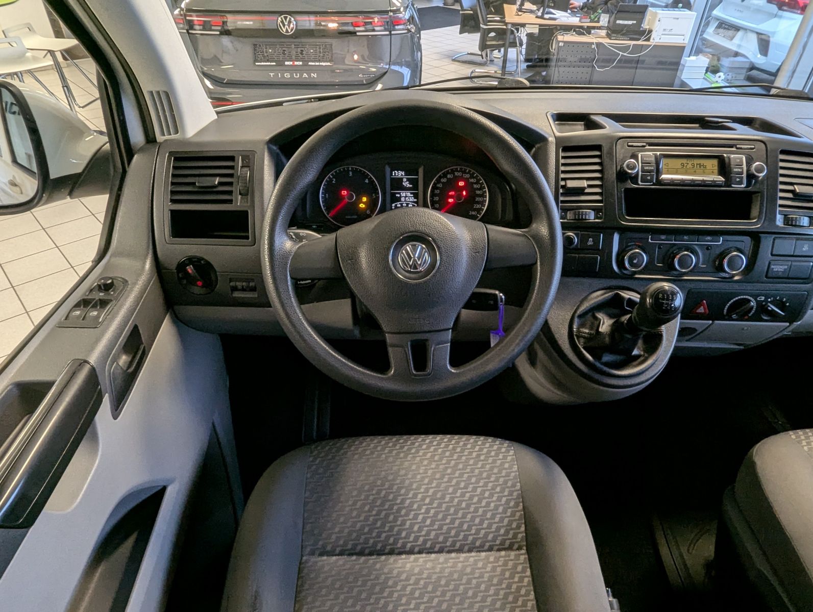 Fahrzeugabbildung Volkswagen T6 Transporter TDI lang 103KW Scheckheft 9-Sitze