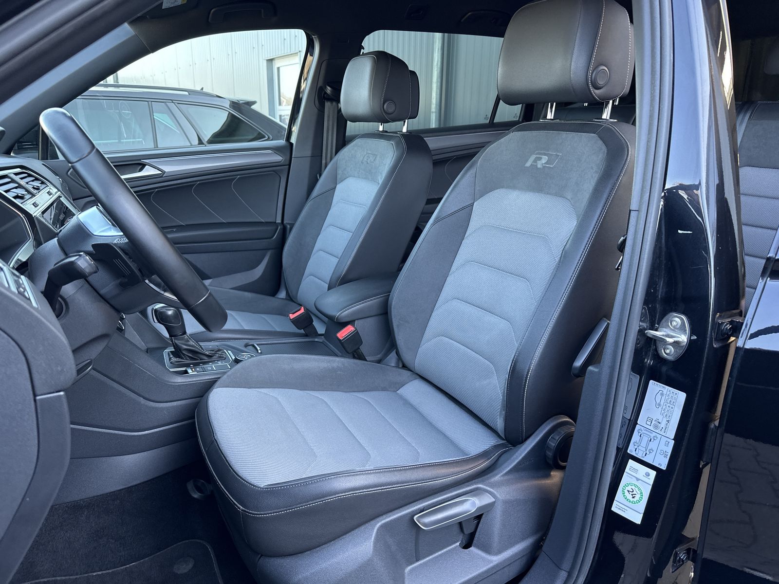 Fahrzeugabbildung Volkswagen Tiguan Allspace 2.0 TDI 4M R-Line Black NAV+LED