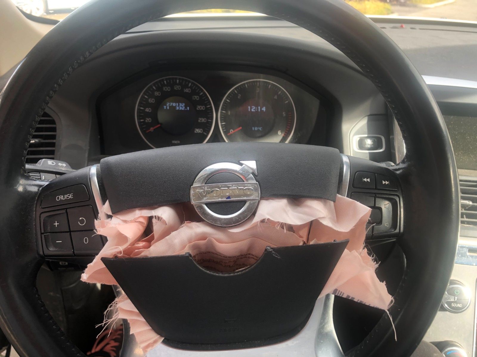 Fahrzeugabbildung Volvo XC60 Momentum AWD Frontschaden