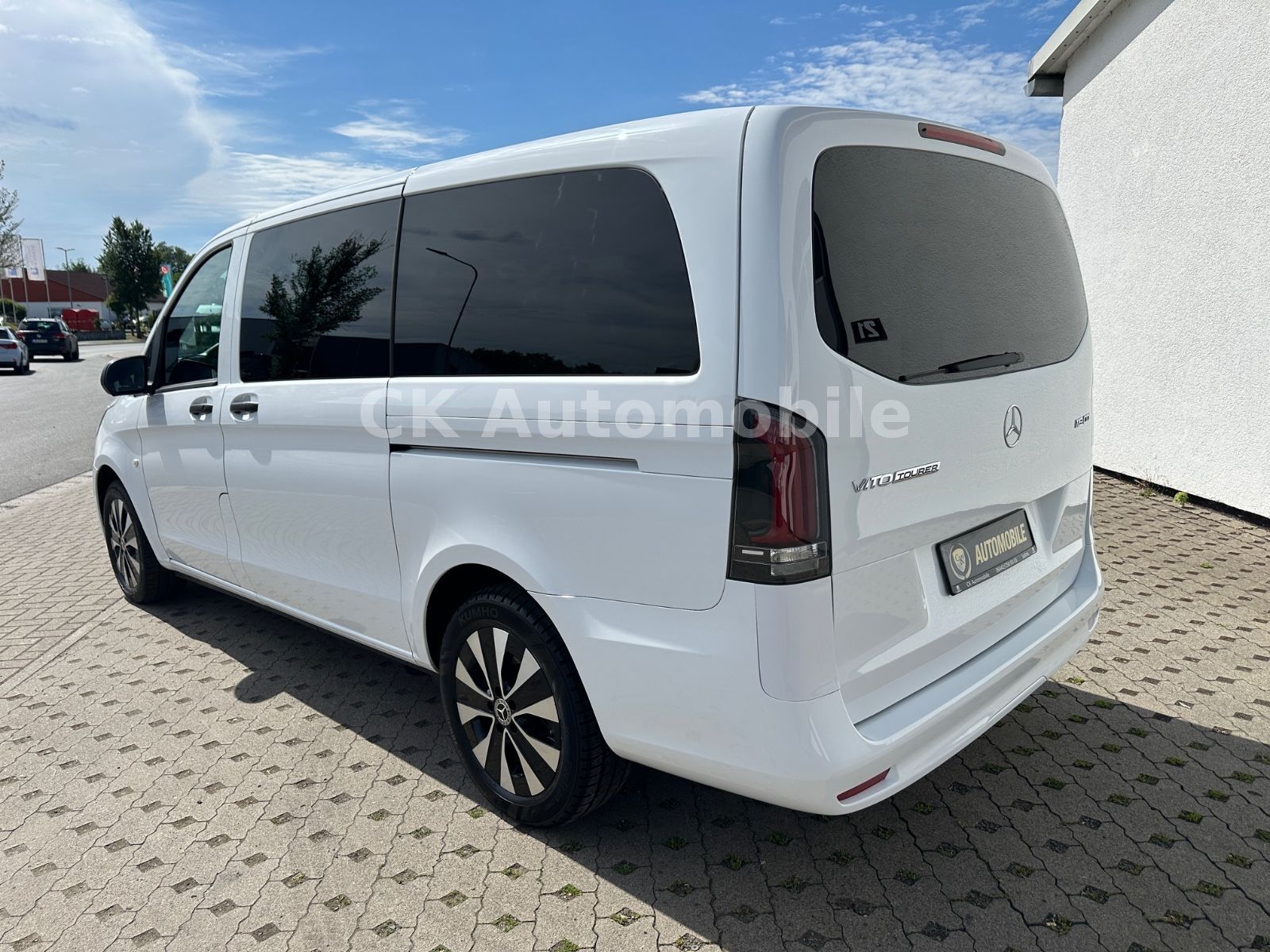 Fahrzeugabbildung Mercedes-Benz Vito Tourer 119 PRO lang/9 Sitze/Navi/LED/Kamera