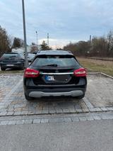 Mercedes-Benz GLA 180 - - schwarze Mercedes-Benz GLA 180
