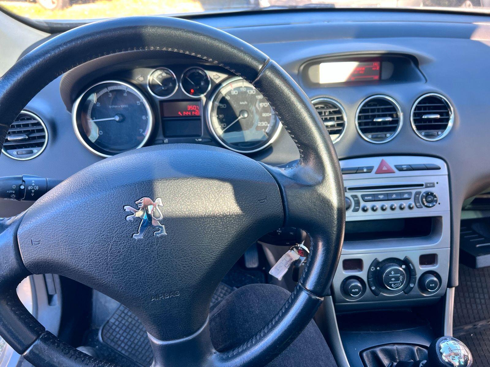 Peugeot 308 2010 — interior