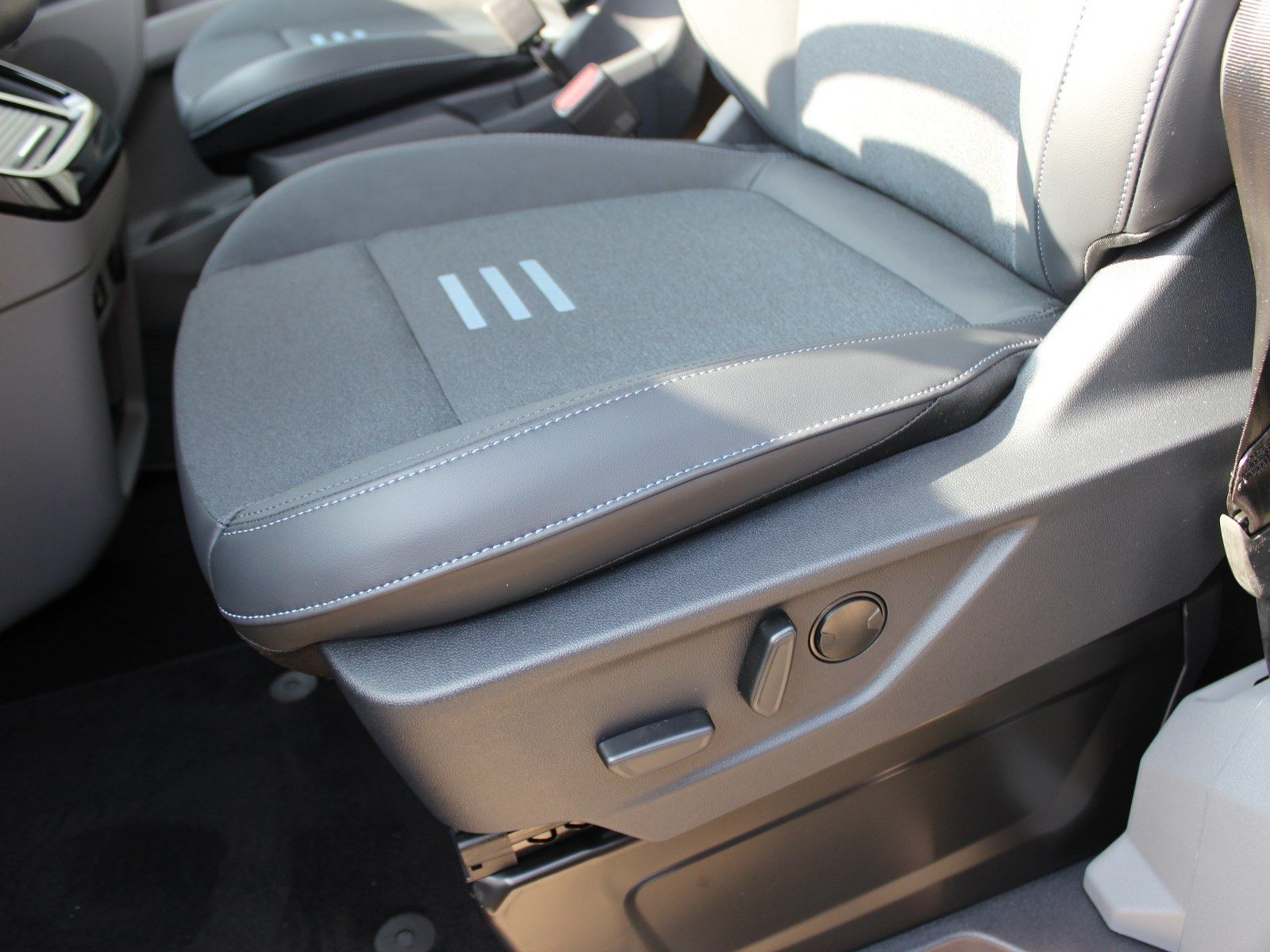 Fahrzeugabbildung Ford Tourneo Custom 320 L1 Tourneo Active FWD Bus