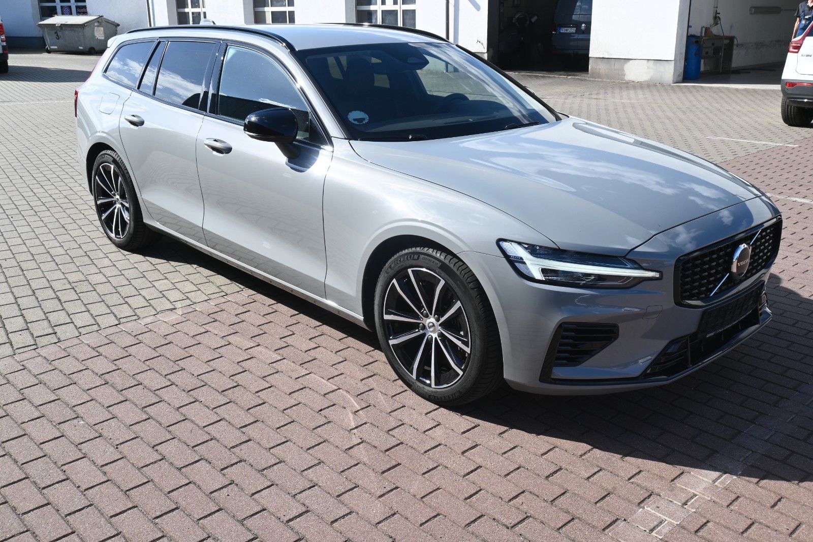 Fahrzeugabbildung Volvo V60 T6 Plus Dark AWD*AHK*Elekt.Sitze*75KM RW*