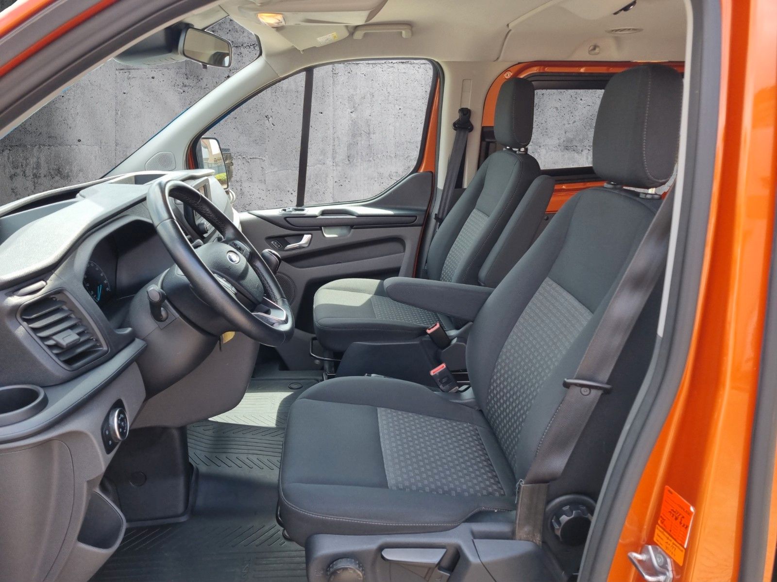 Fahrzeugabbildung Ford Transit Custom Kombi 8-Sitzer 320L2