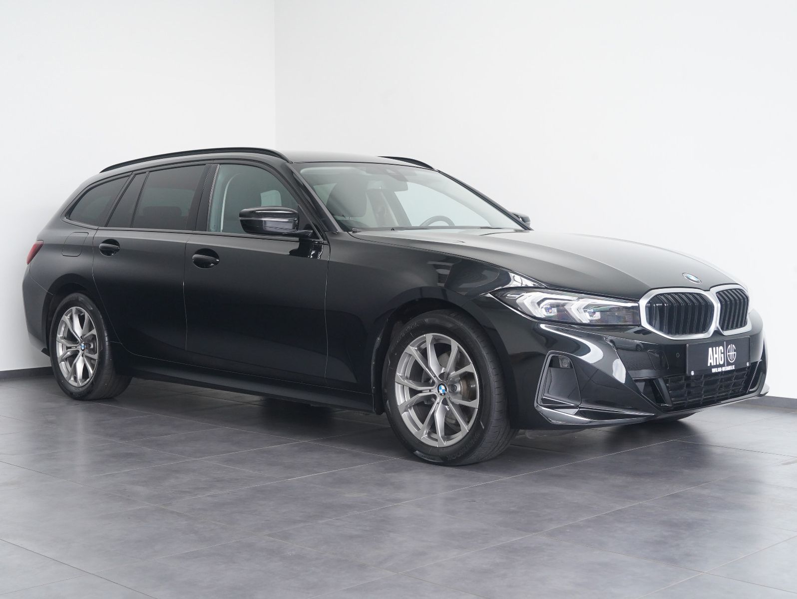 Fahrzeugabbildung BMW 320 d xDrive Touring LCI/CURVED/AHK