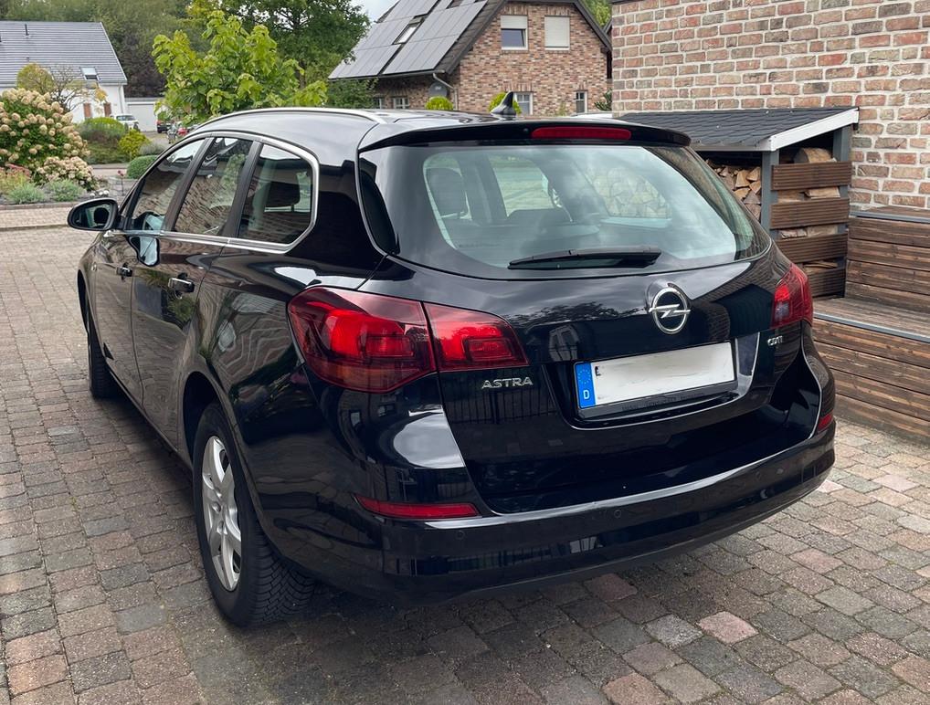 Opel Astra 2011 — engine 1.686 cm³, 125 HP (92kW)