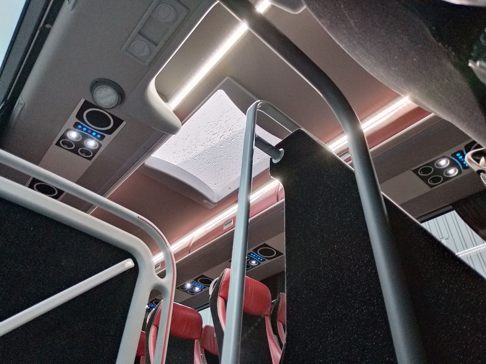 VANHOOL  2018 - Image 30 of 50