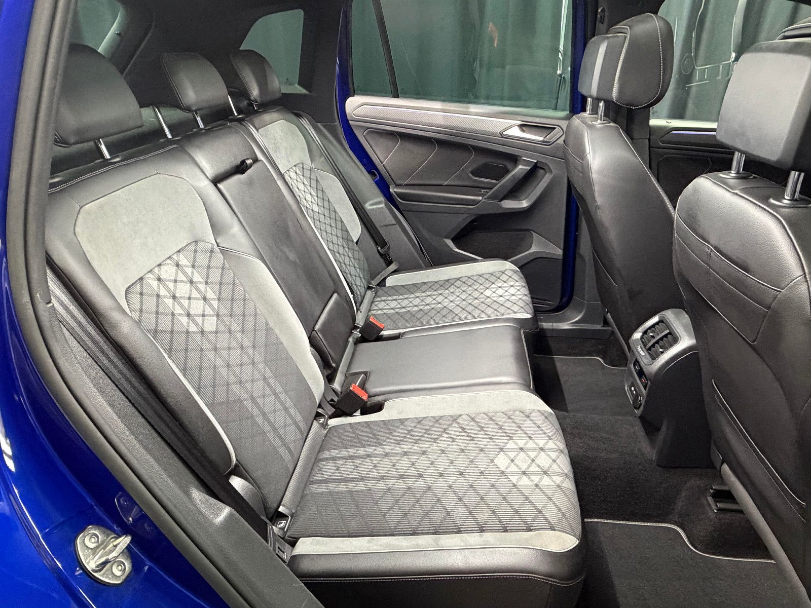 Fahrzeugabbildung Volkswagen Volkswagen Tiguan R-Line 4Motion|MATRIX|PANO|AHK