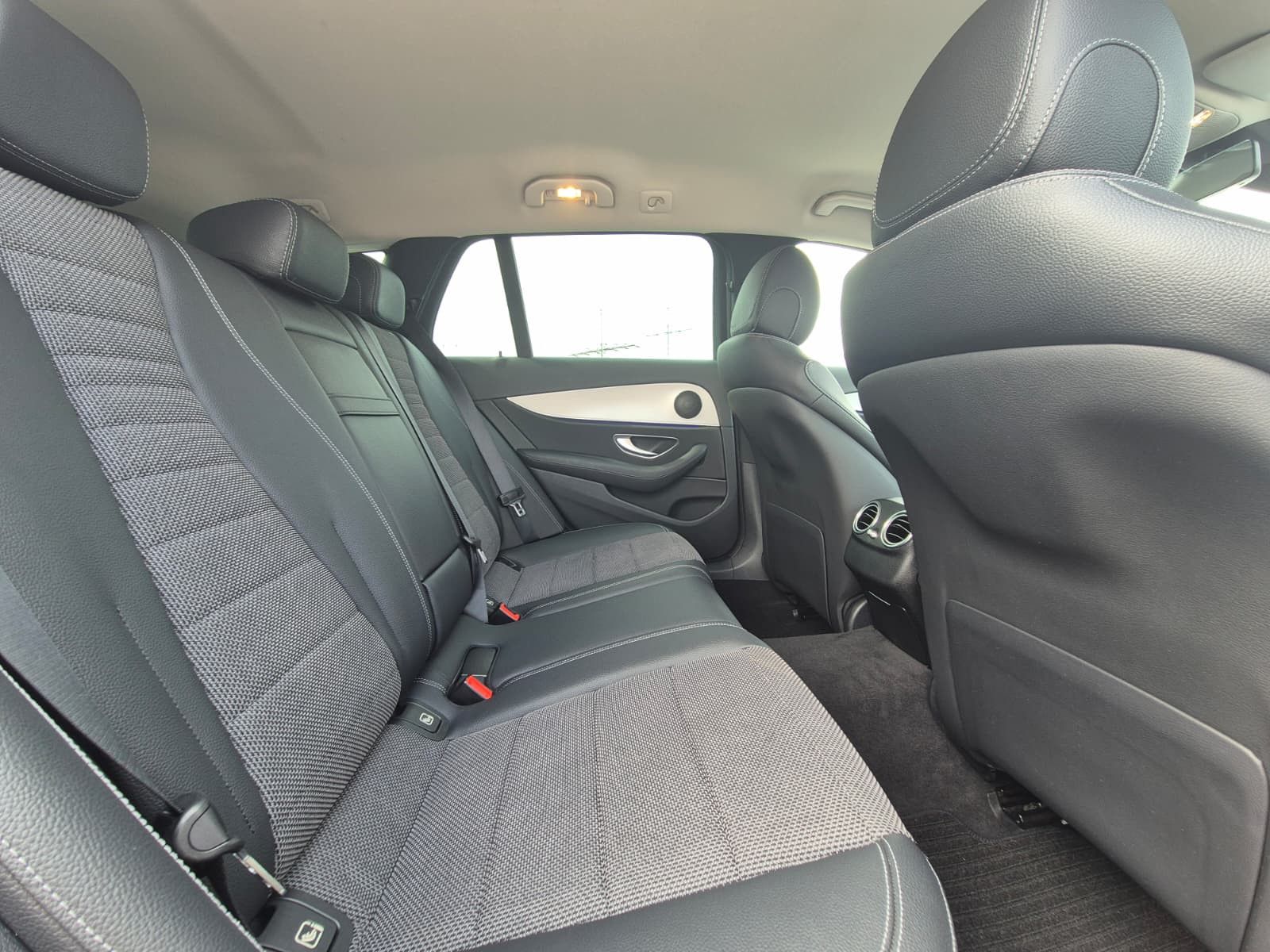 Fahrzeugabbildung Mercedes-Benz E 220 d Avantgarde AHK*DIST*LED*SHZ*Kam*Ambiente