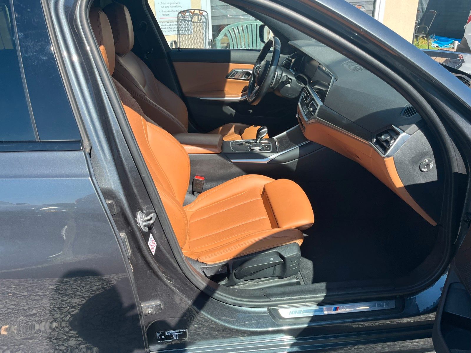 Fahrzeugabbildung BMW 320d Sport-Aut. M SPORTPAKET Navi Leder AHK LED