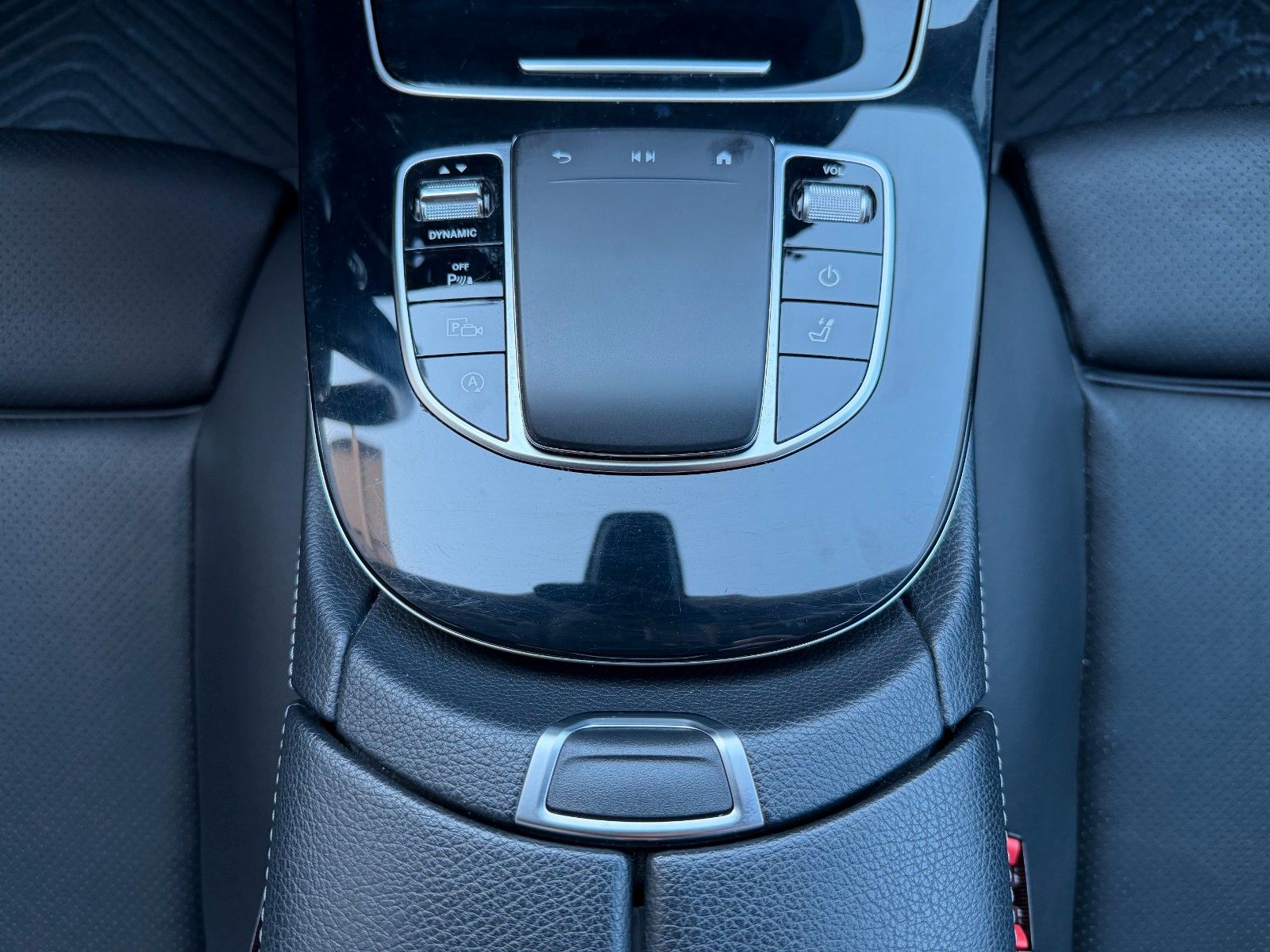 Fahrzeugabbildung Mercedes-Benz E 220d T Avantgarde+RKamera+Leder+Taxi
