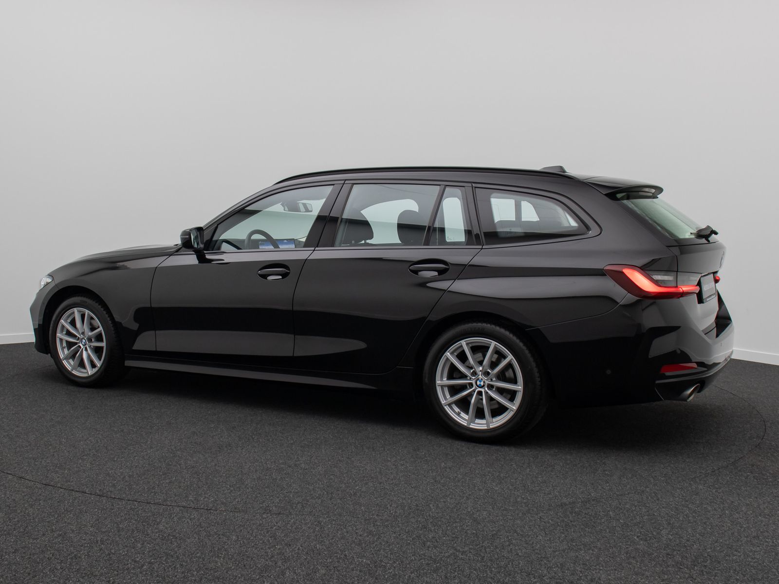 Fahrzeugabbildung BMW 318i GeschwindigReg HUD DAB Kamera LED Sport