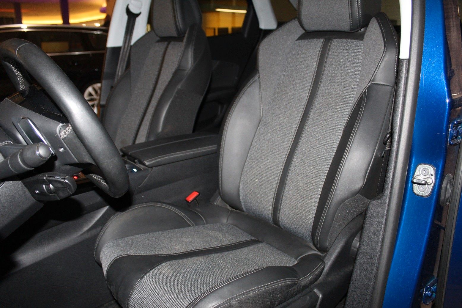 Fahrzeugabbildung Peugeot 3008 Allure 1.5D NAVI/LED/SHZ/PDC/T-LEDER/TEMPO