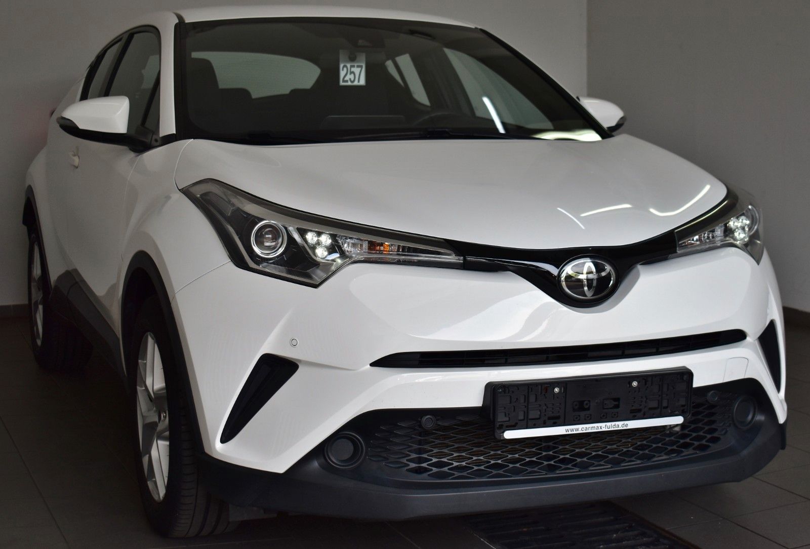 Fahrzeugabbildung Toyota C-HR Basis, PDC vo+hi, 8 fach bereift