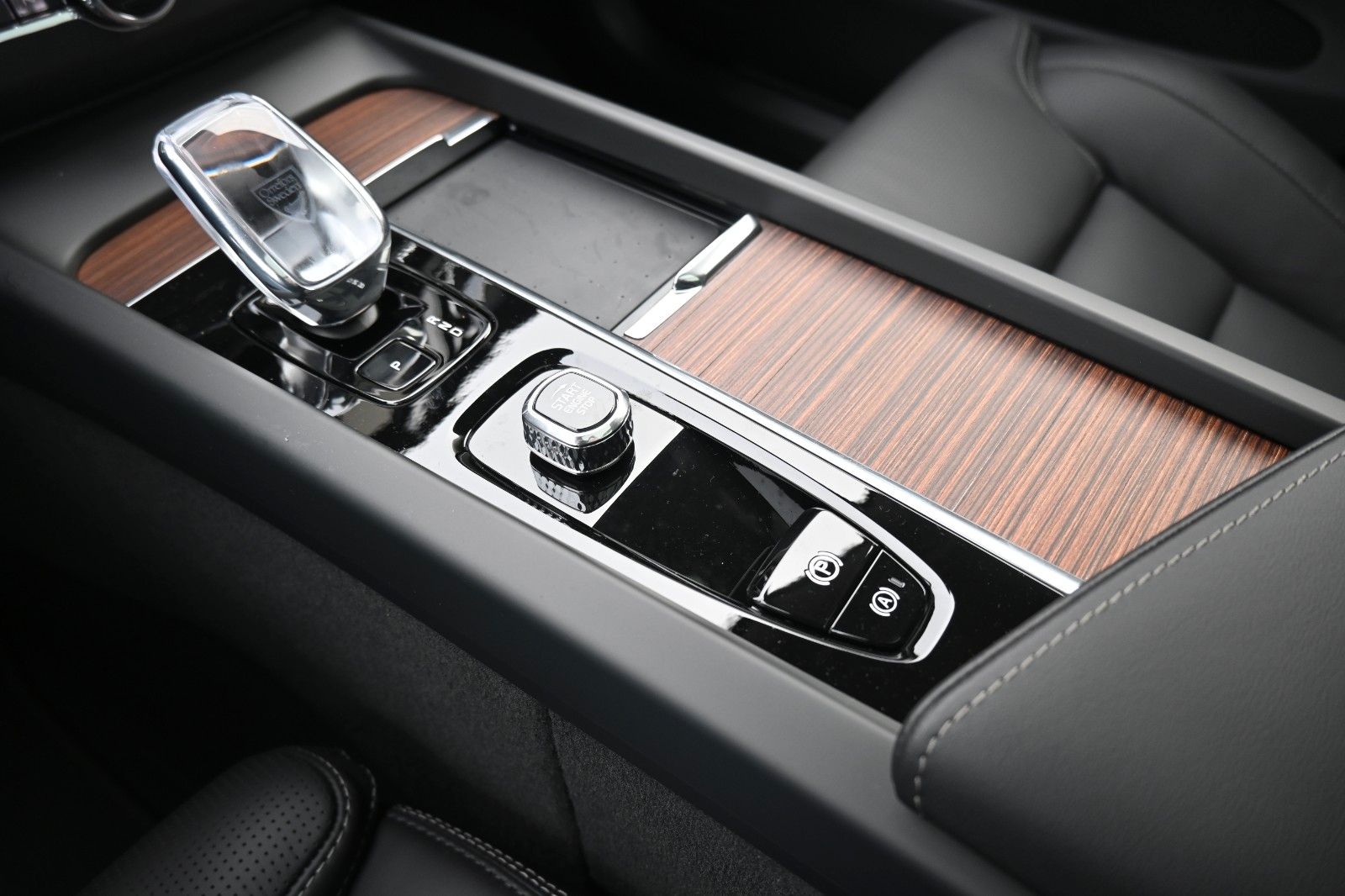 Fahrzeugabbildung Volvo XC60 B4D AWD Ultimate Dark*STDHZG*B&W*LUFT*ACC