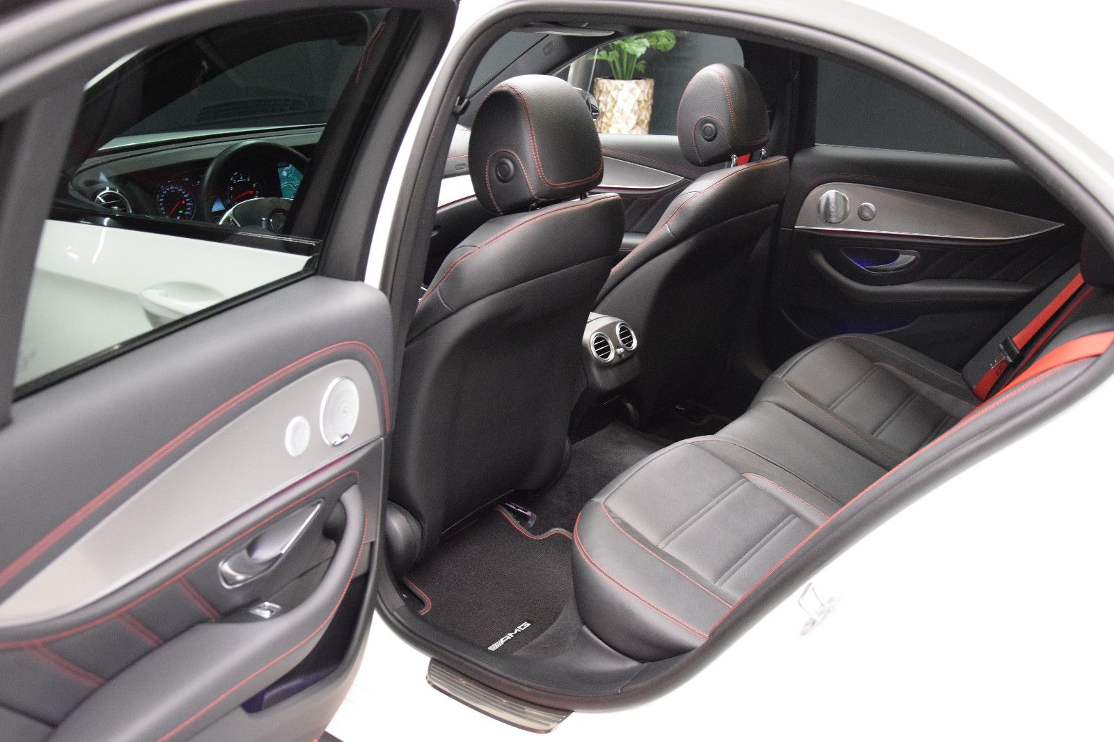 Fahrzeugabbildung Mercedes-Benz E43 AMG 4Matic Limousine Pano Burmeser Night 20"
