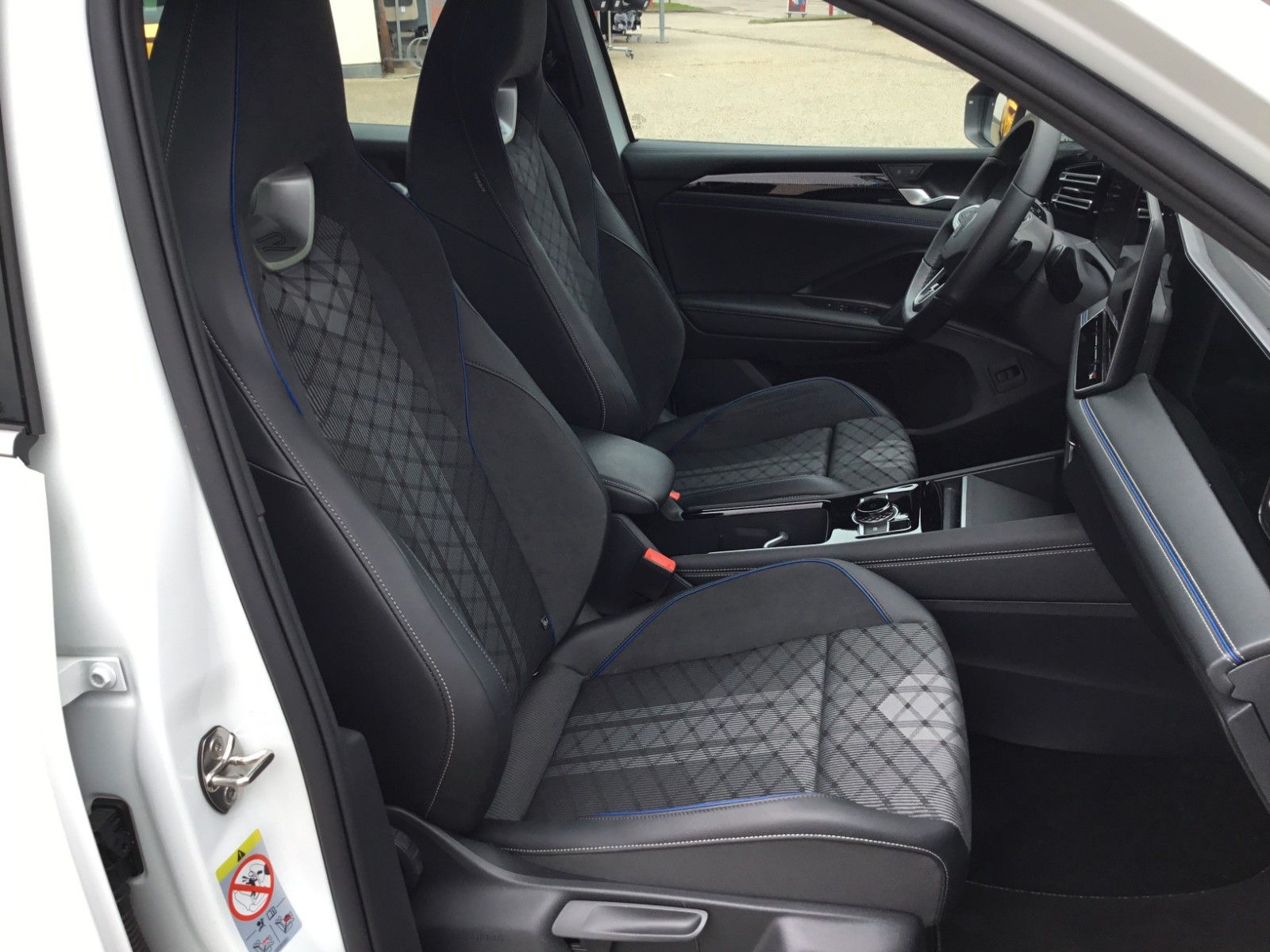 Fahrzeugabbildung Volkswagen Tiguan 1.5 eTSI DSG R-Line+AHK+19"+LED+Navi