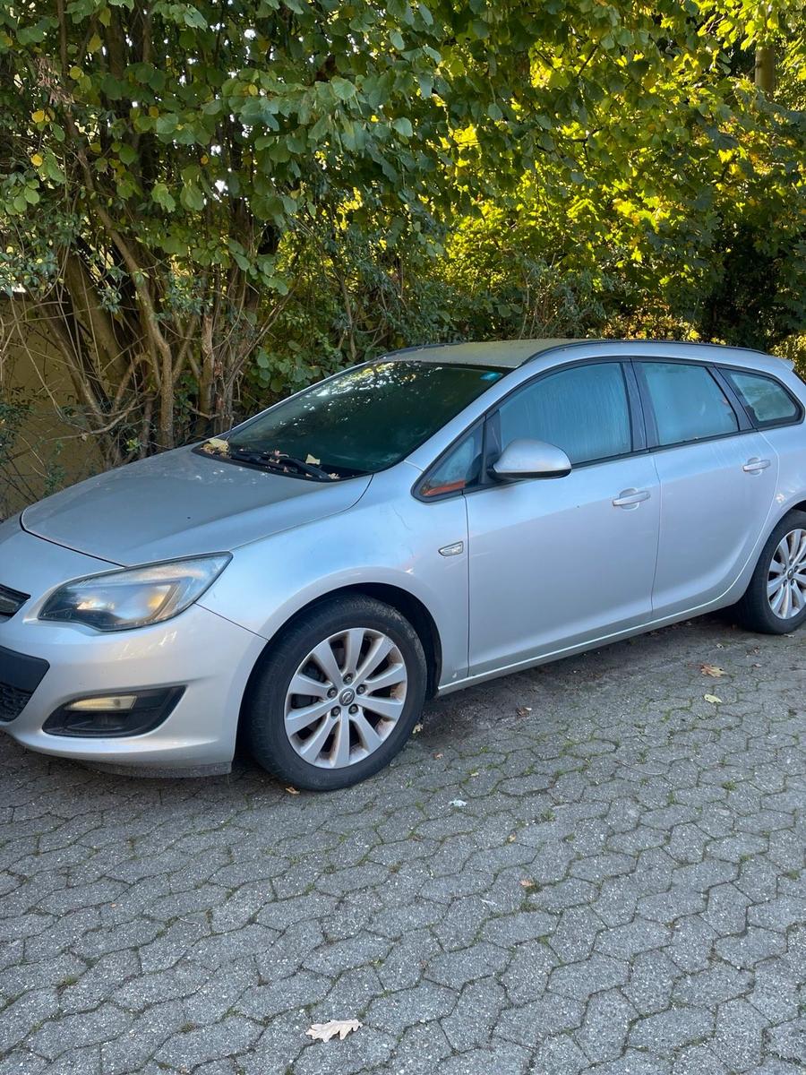 Opel Astra 2013 — вигляд ззаду
