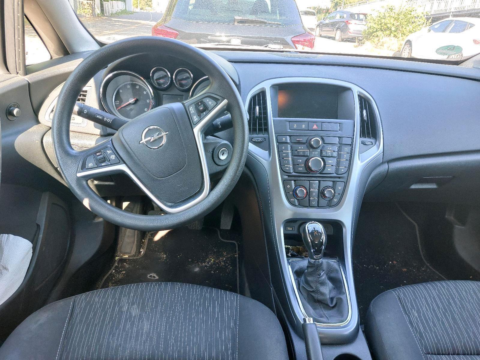 Opel Astra 2014 — photo 8