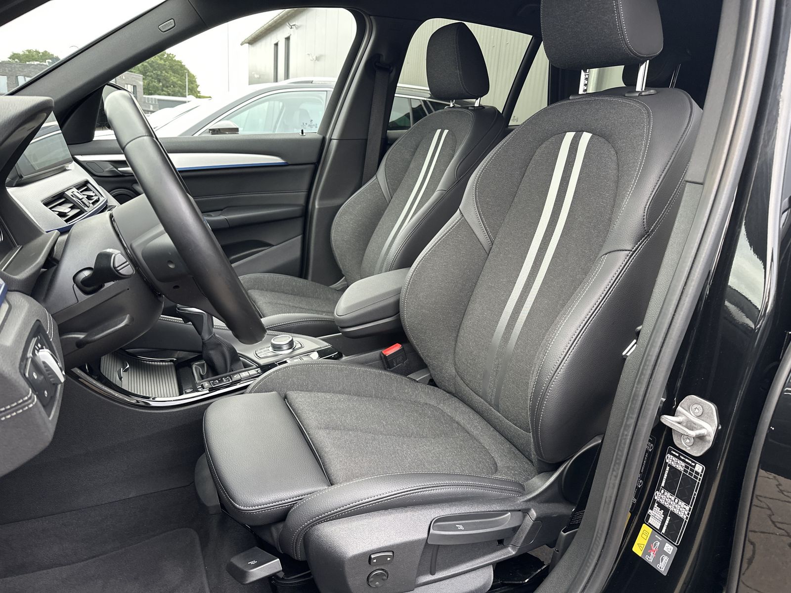 Fahrzeugabbildung BMW X1 xDrive25e M-Sport NAV+LED+HIFI+KAM+KEYLESS-GO
