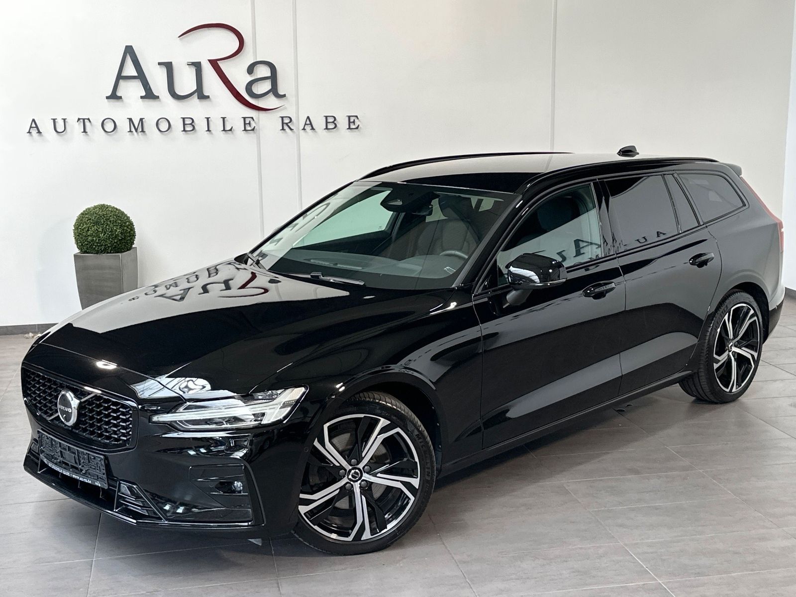 Fahrzeugabbildung Volvo V60 B4 D Plus Dark NAV+LED+AHK+ACC+360GRAD+SHZ