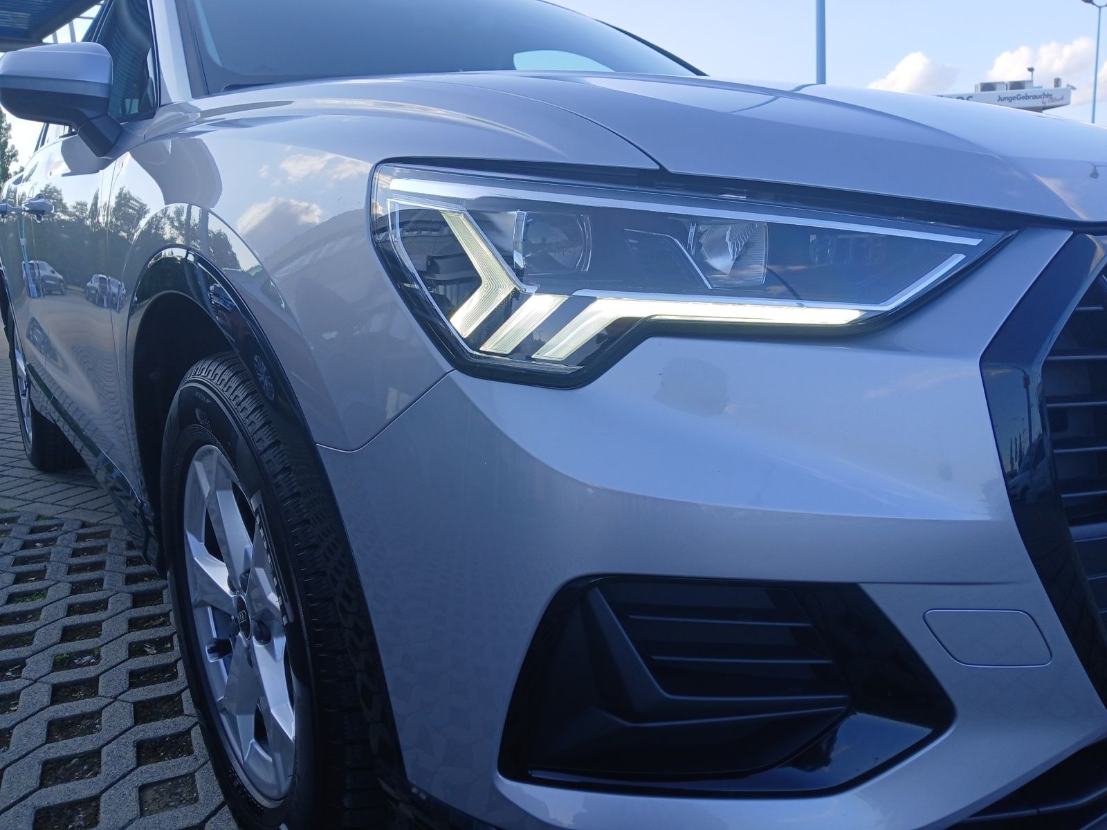 Fahrzeugabbildung Audi Q3 35 TDI advanced S-tronic LED AHK AVC ACC
