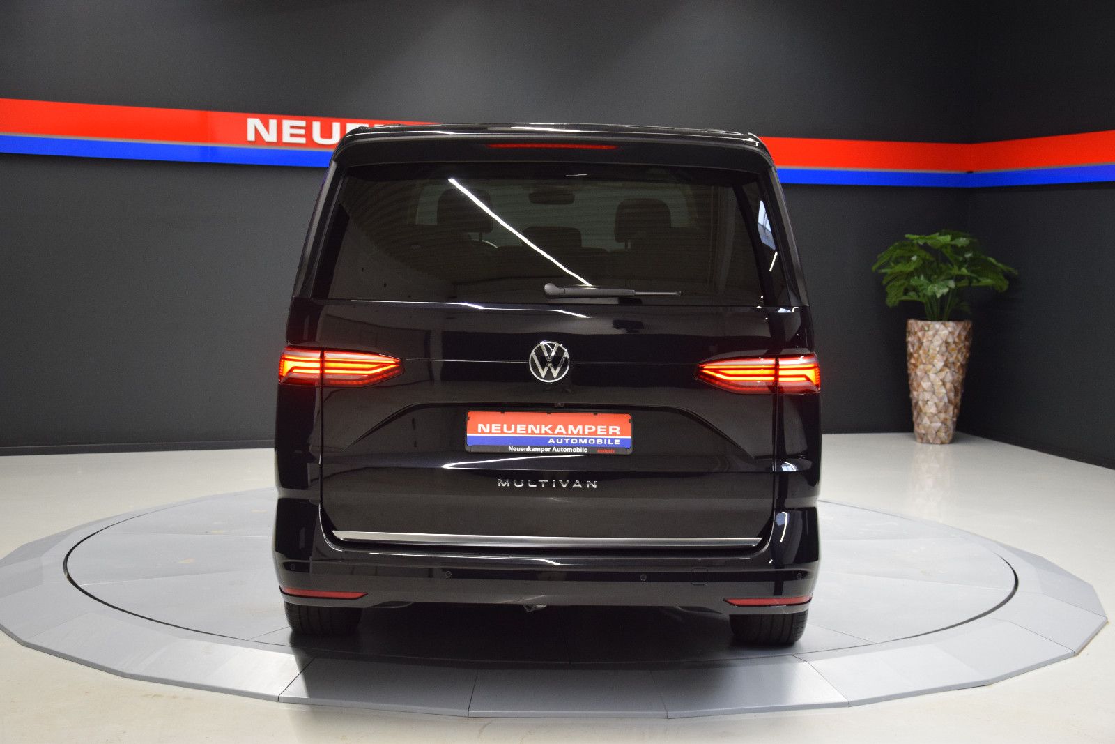 Fahrzeugabbildung Volkswagen T7 Multivan Pano ACC AHK DCC HK HuD 3-Zonen