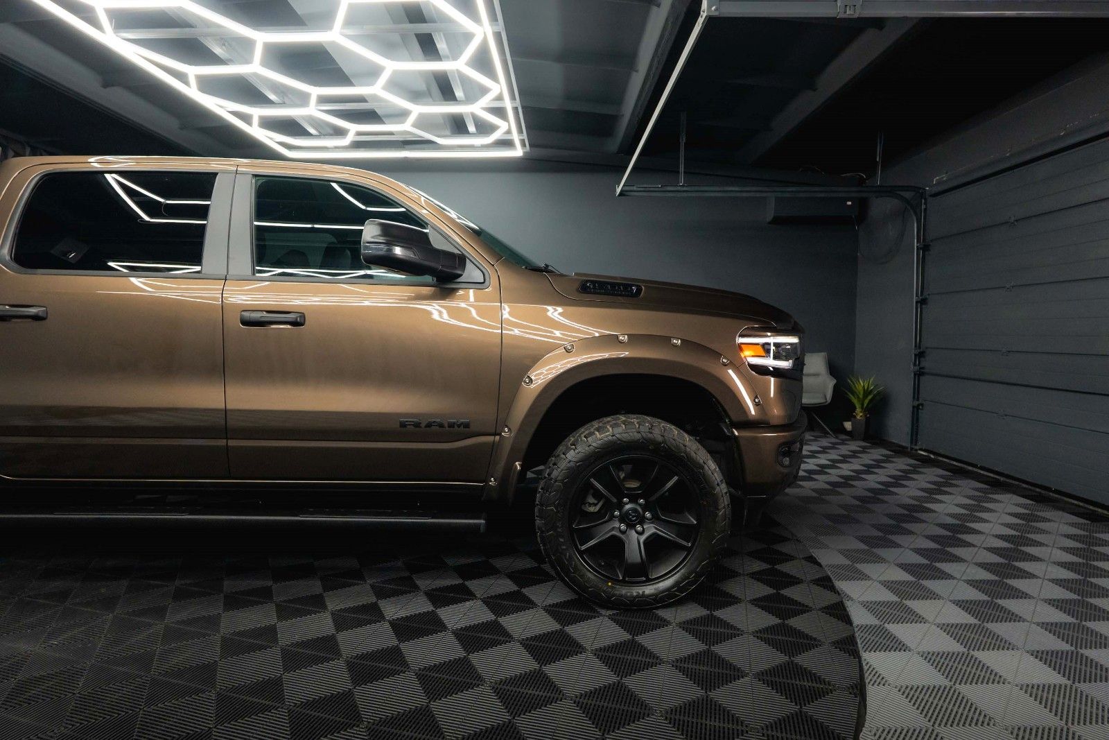 Fahrzeugabbildung Dodge RAM 5.7 V8 HEMI 4x4 OFFROAD Night Limited 19%