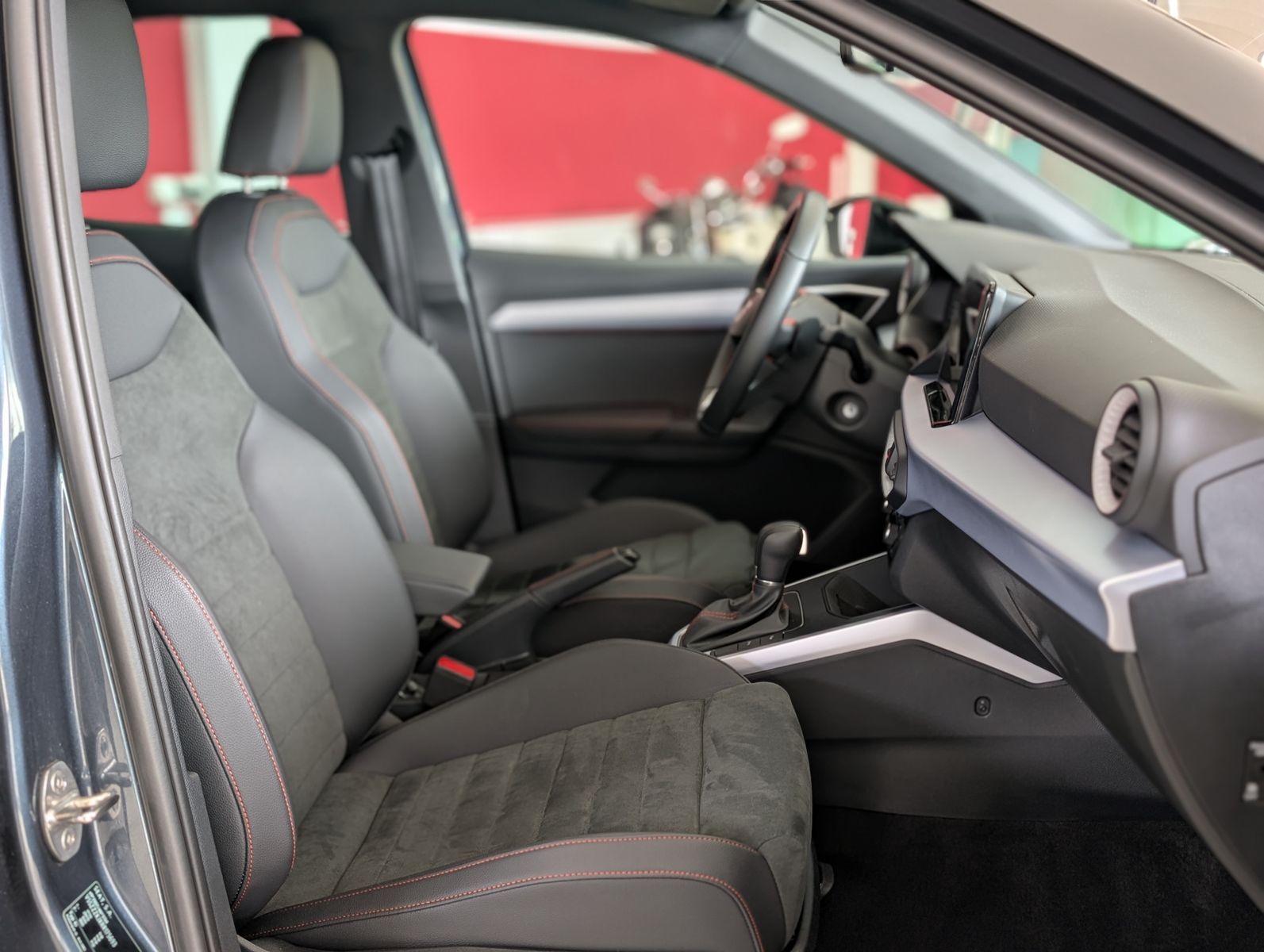 Fahrzeugabbildung SEAT Arona 1.5 TSI FR DSG ACC LED AHK KAM DINAMICA 18