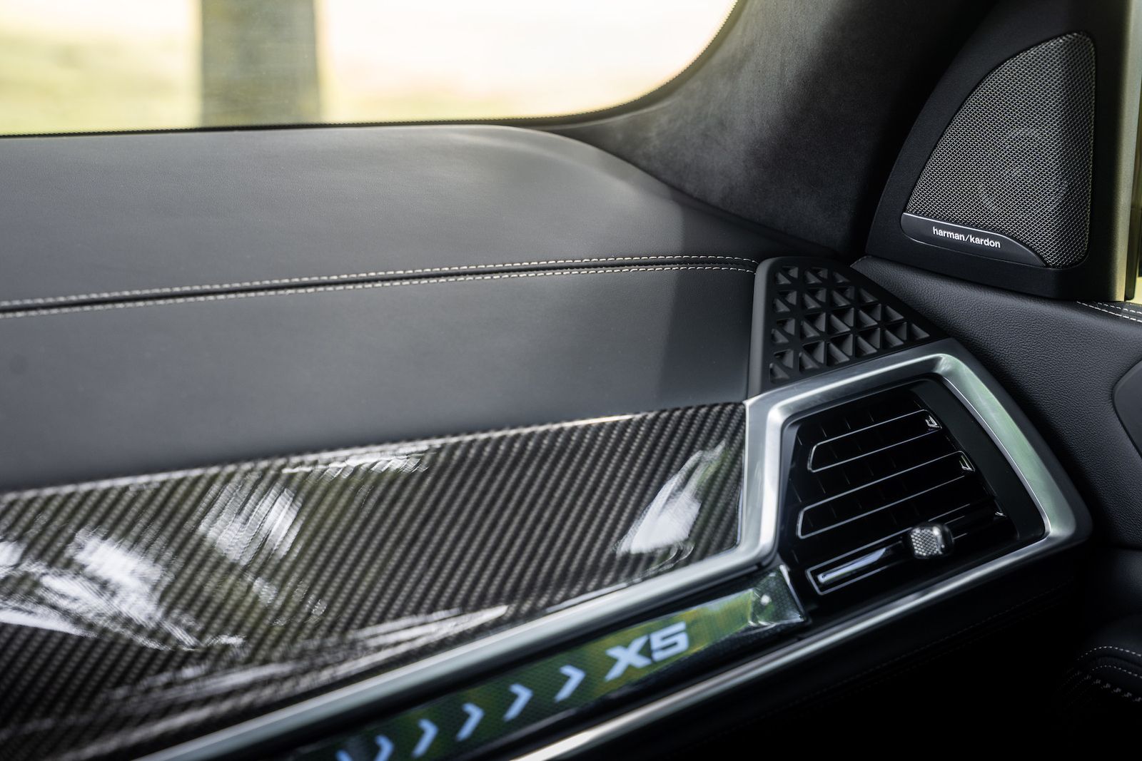 Fahrzeugabbildung BMW X5 40d xDrive M-SPORT PRO|AHK|CARBON|LUFT|ICONIC