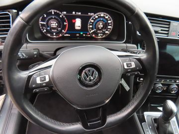 Fotografie des VW Golf VII Variant Highline 2.0 TDi 7-G DSG,R-Line