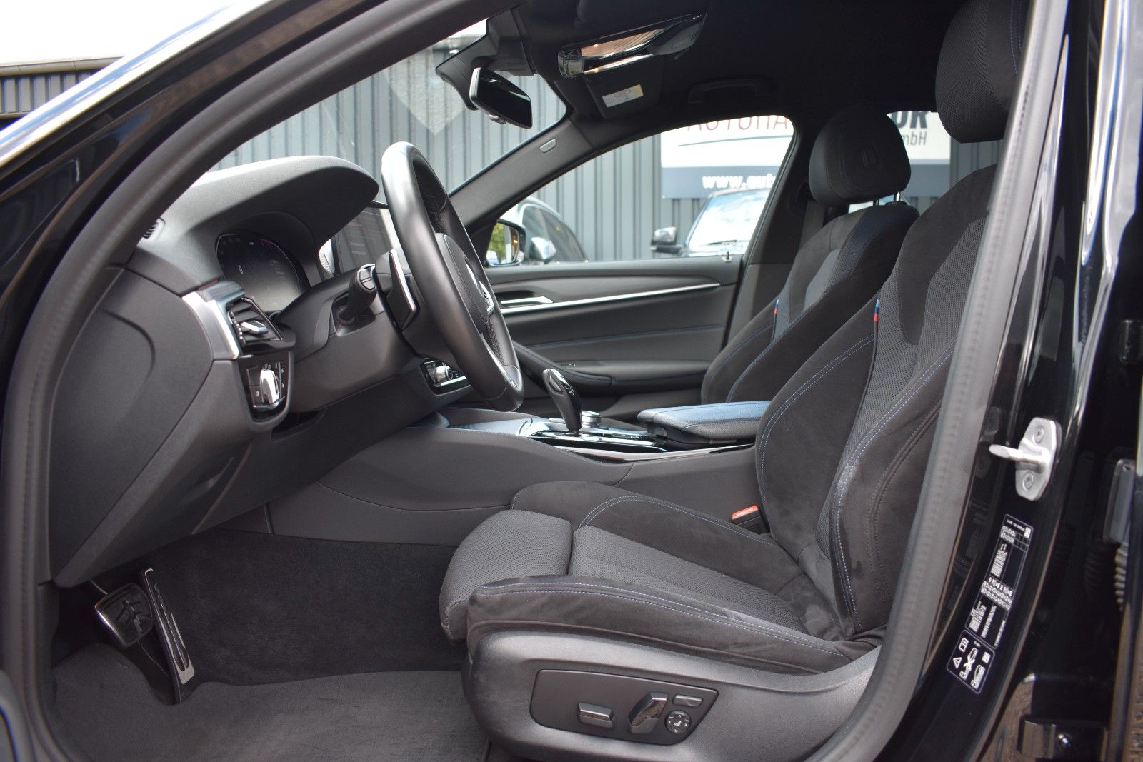 Fahrzeugabbildung BMW 530d Touring xDrive MSport LASER/HUD/KEYLESS/AHK