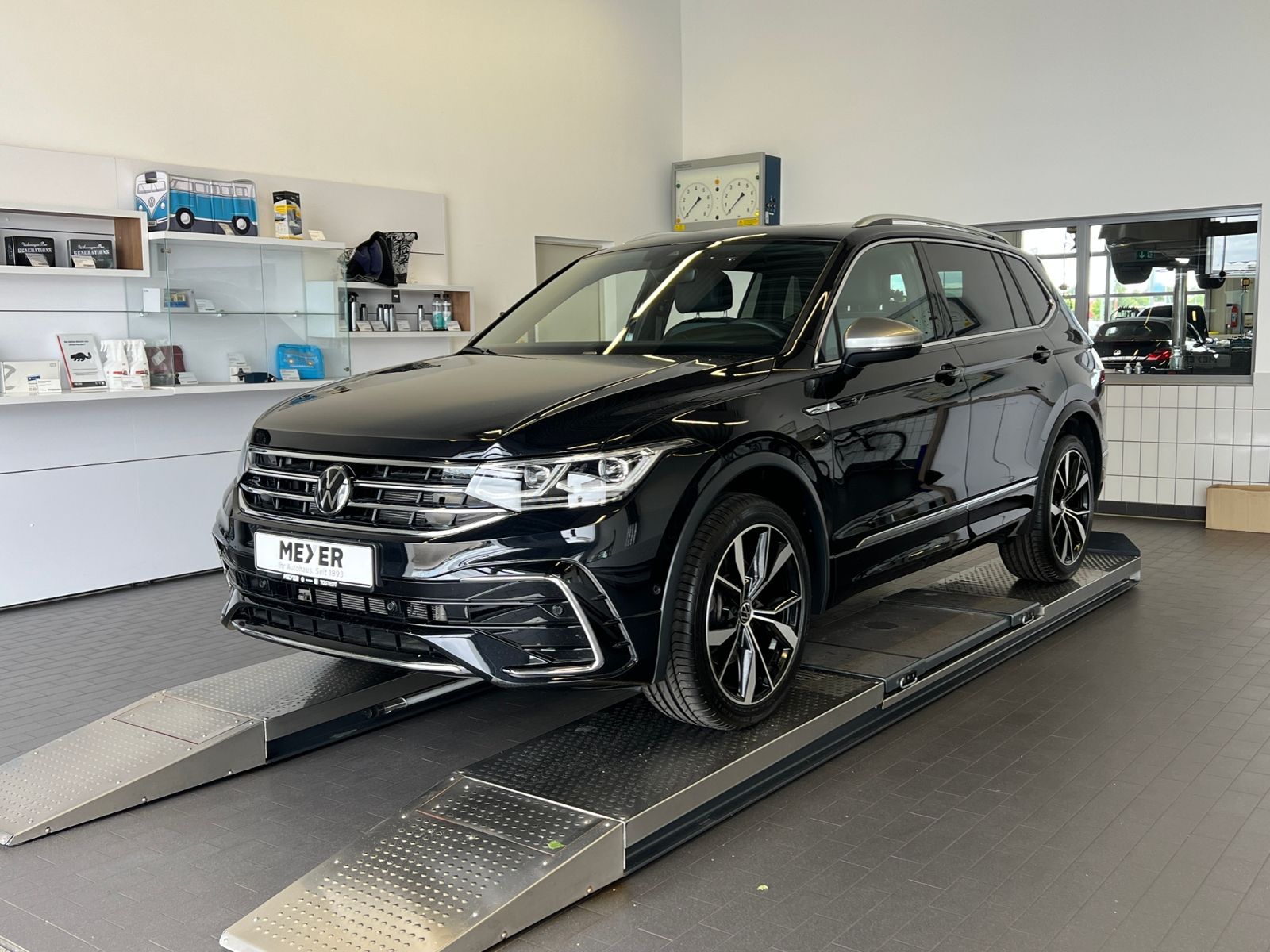 Fahrzeugabbildung Volkswagen Tiguan Allspace R-Line 2.0 TDI DSG 4Motion *AHK,