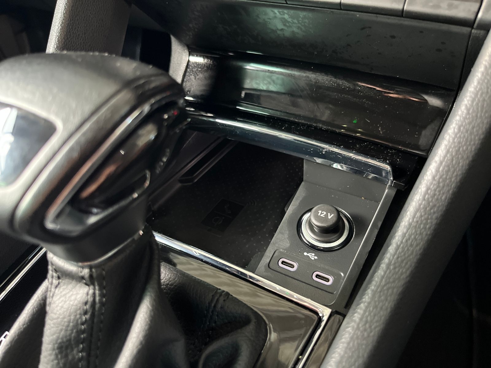 Fahrzeugabbildung SKODA KAROQ Style AHK ACC LED NAV LEDER 18"