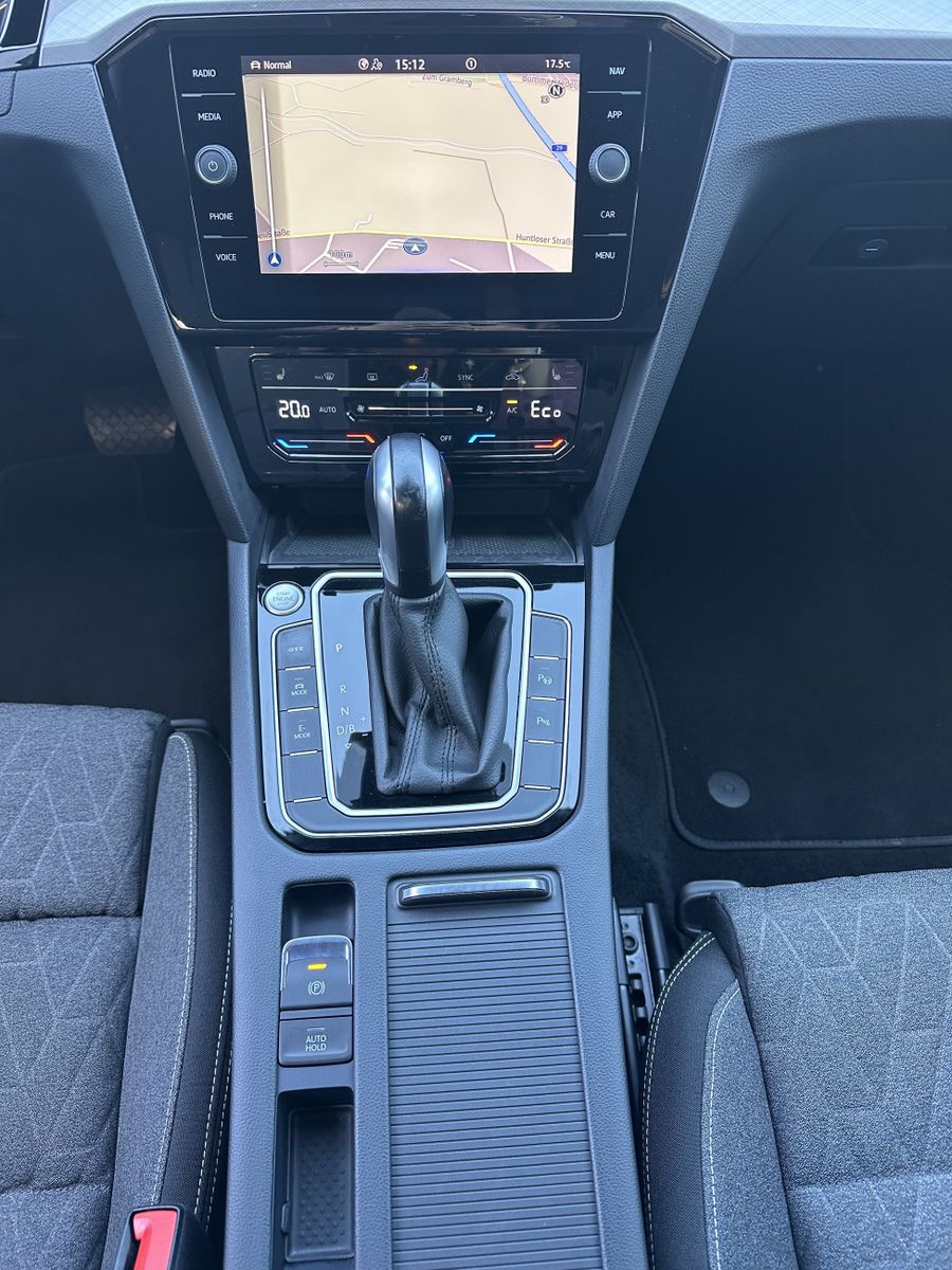Fahrzeugabbildung Volkswagen Passat Variant GTE NAV+LED+AHK+HEADUP+DCC+18ZOLL
