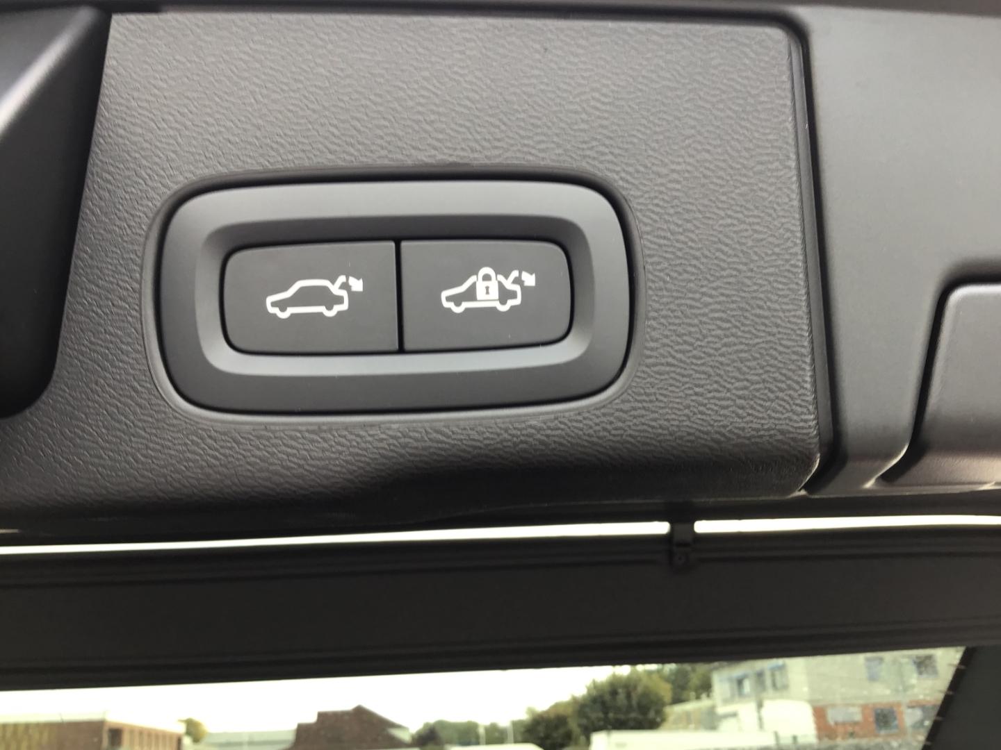 Volvo XC60 T8AWD Ultra Dark Luftfahrwerk Massage B&W