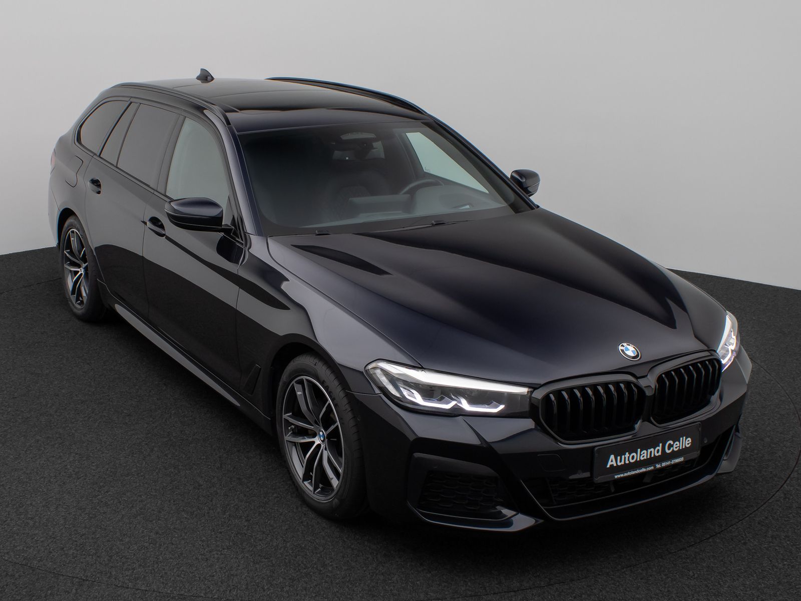 Fahrzeugabbildung BMW 520d xD M Sport Panorama Kamera HUD DAB H/K AHK