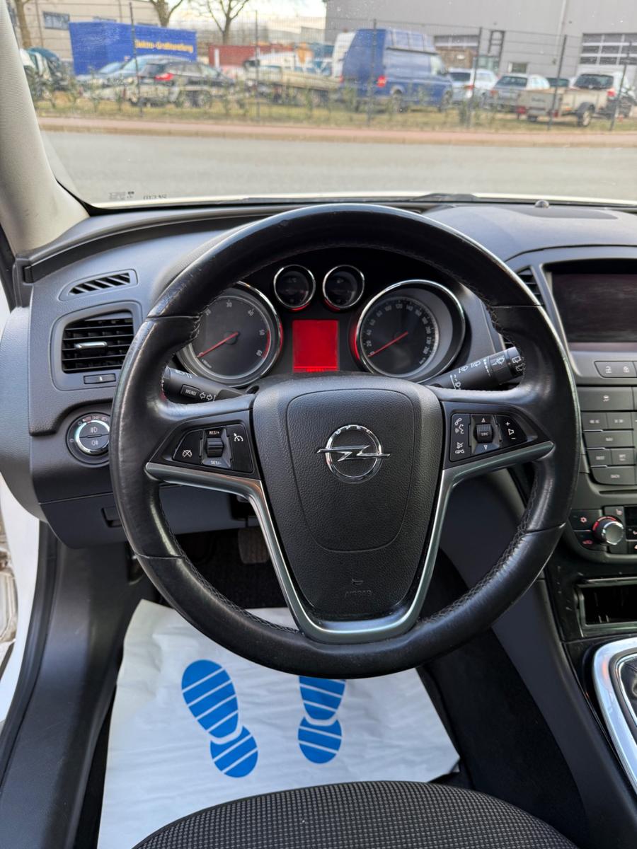 Opel Insignia 2011 — photo 15