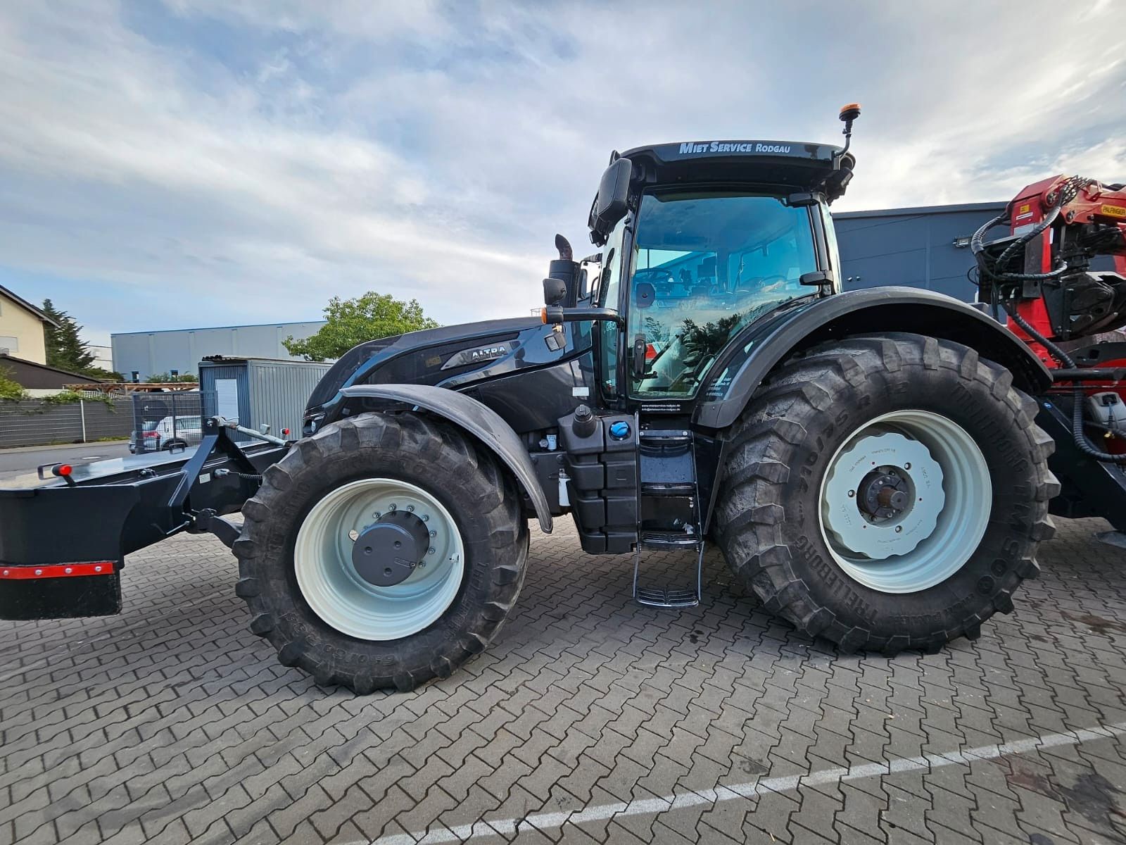 Fahrzeugabbildung Andere Ufkes 962/25 / Valtra S374 / nur: 1.980h!