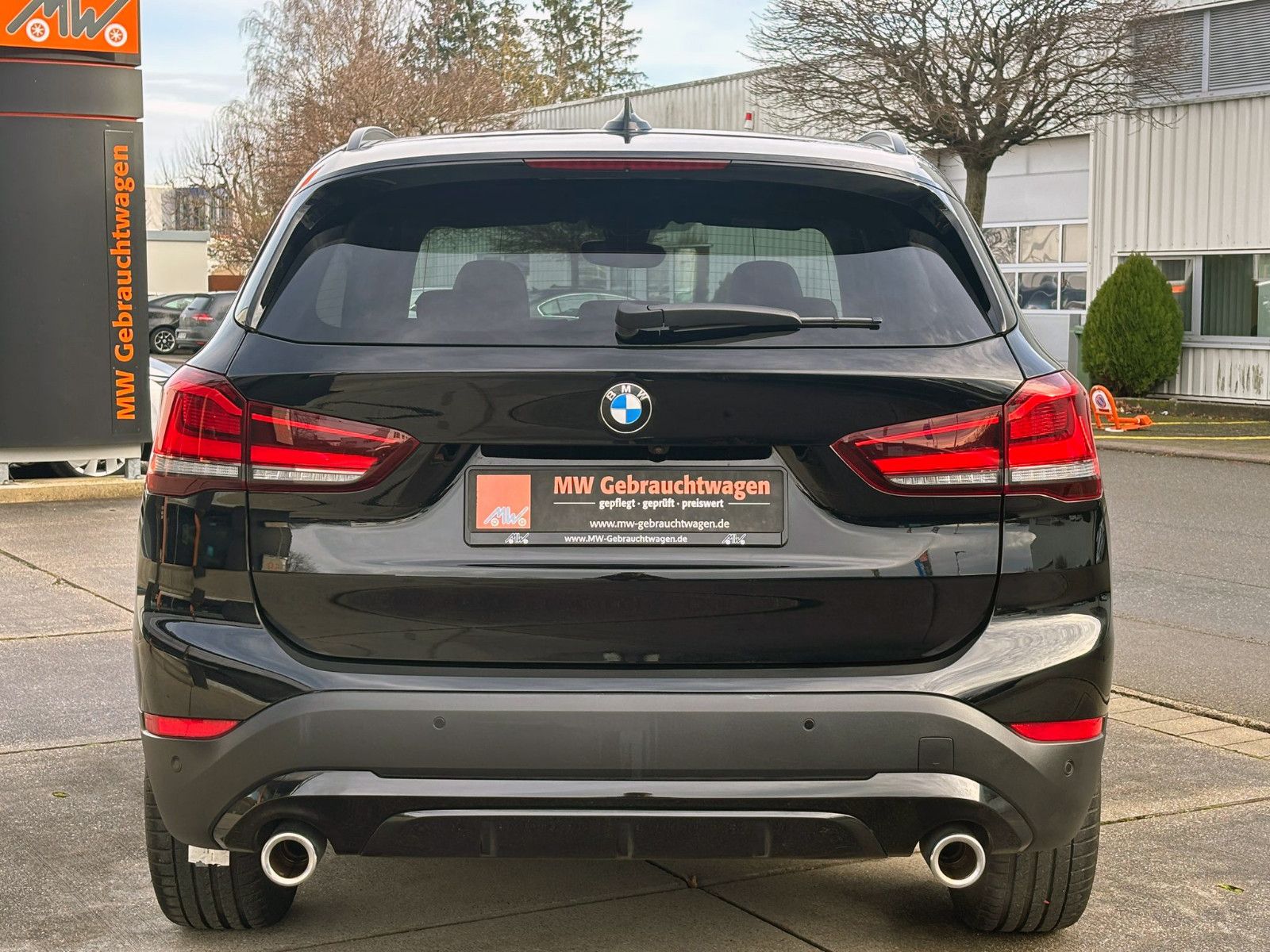 Fahrzeugabbildung BMW X1 sDrive 20i Sport-Line LED SHZ PDC KAM TEMP BT