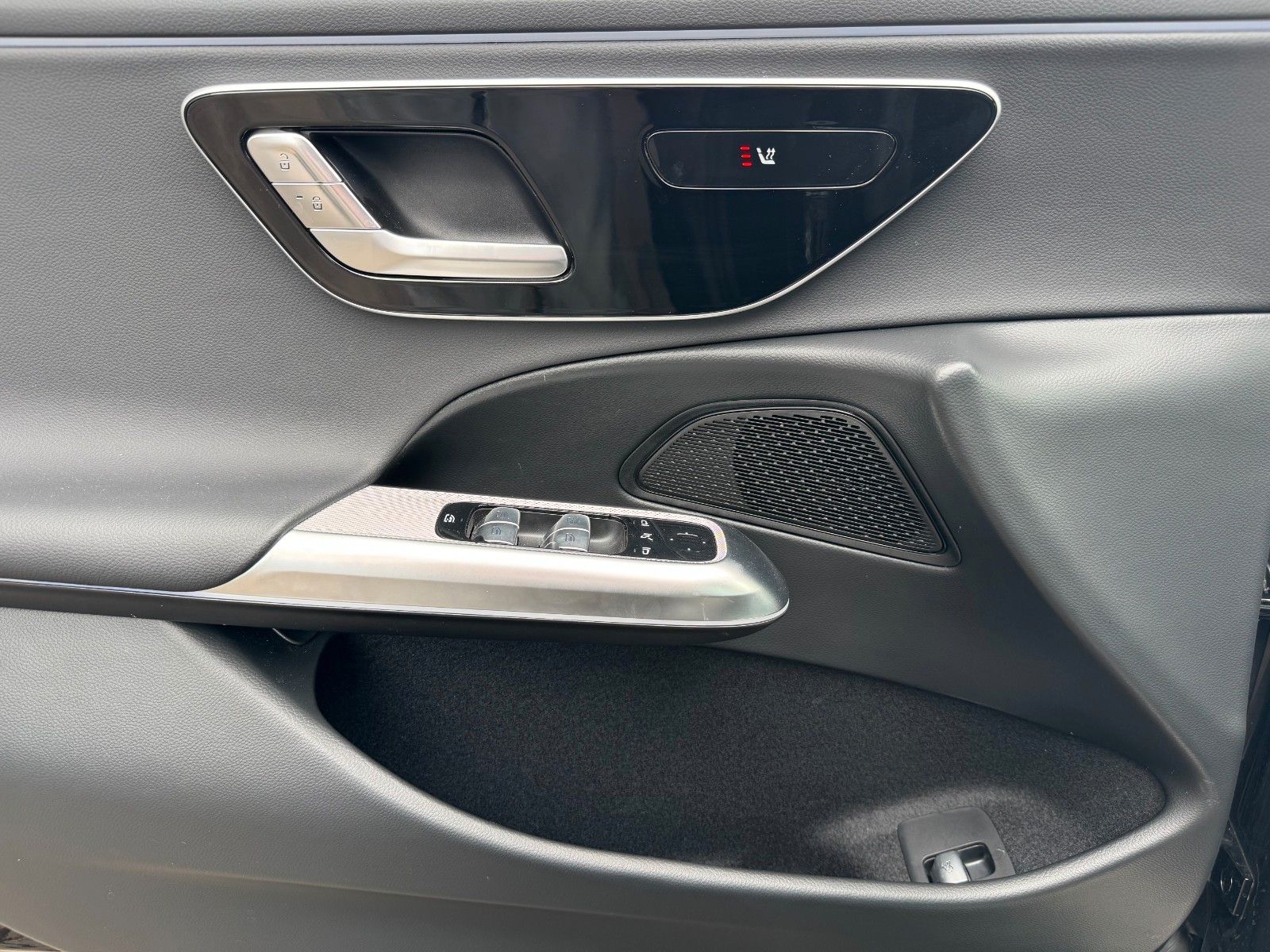 Fahrzeugabbildung Mercedes-Benz E 220 d Avantgarde R-Kamera+Pano+Distr+TotW+ - mit KI generiert/bearbeitet